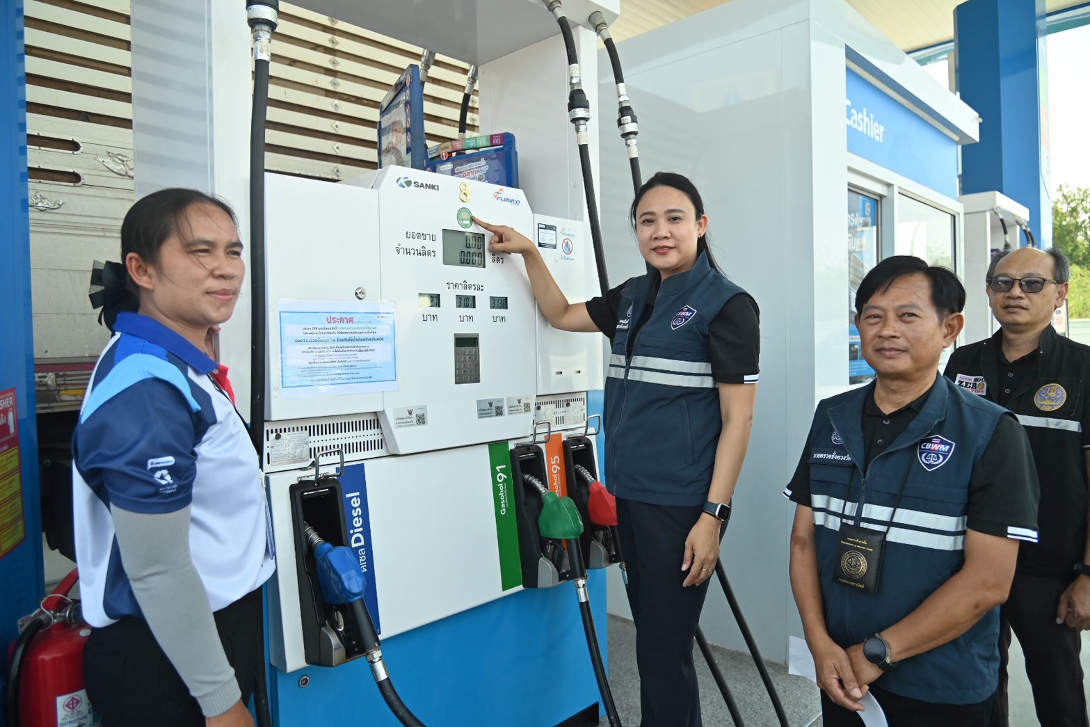 DIT ลงพื้นที่โคราช มอบท่อนพันธุ์มันสำปะหลังคุณภาพ  ติดตามสถานการณ์ปุ๋ยเคมี และตรวจสถานีบริการน้ำมันเชื้อเพลิง