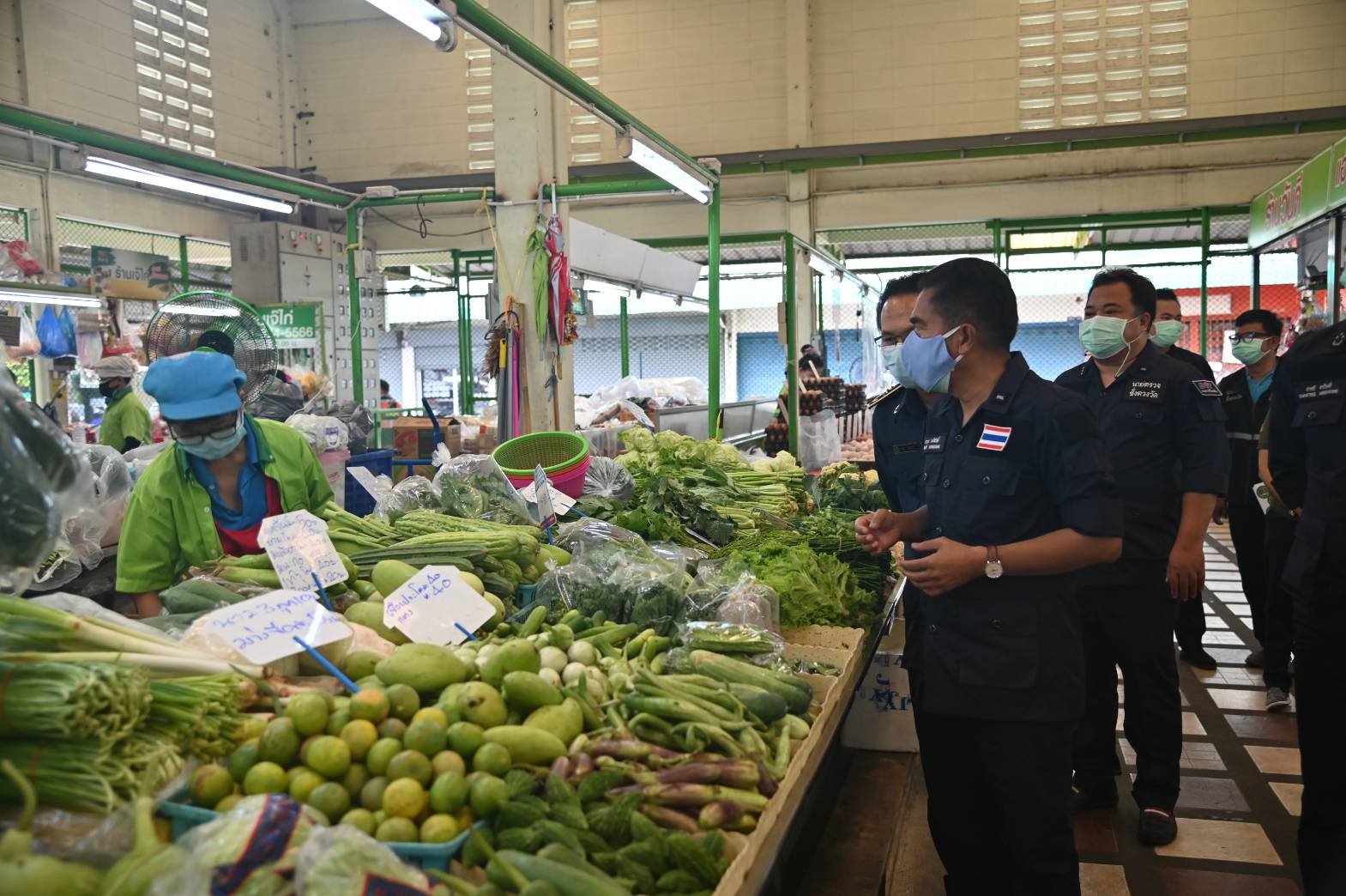 รองอธิบดีตรวจติดตามสถานการณ์การจำหน่ายสินค้าอุปโภคบริโภค