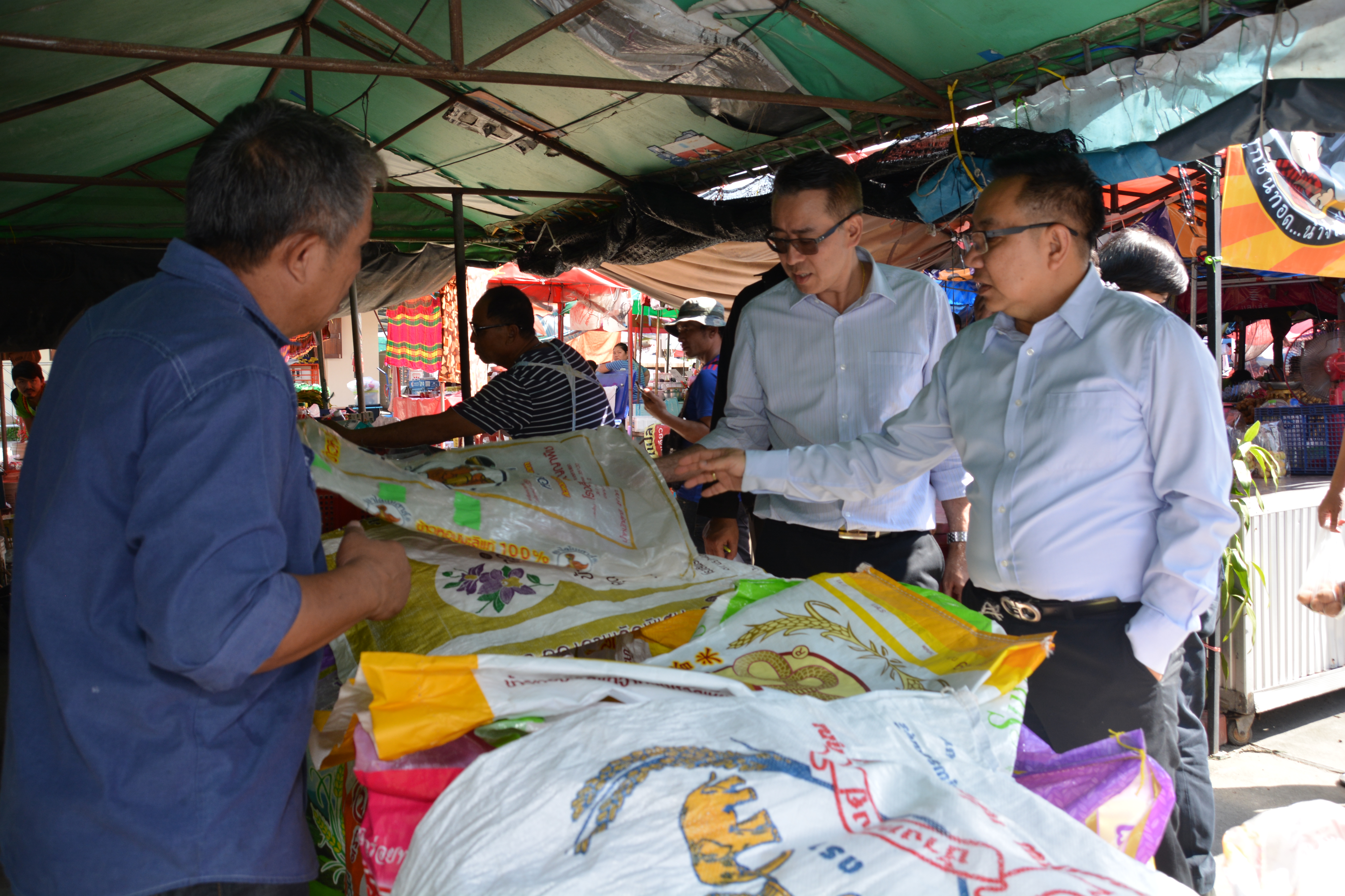 รองอธิบดีลงพื้นที่ตรวจสอบปริมาณน้ำหนักข้าวสารบรรจุถุง