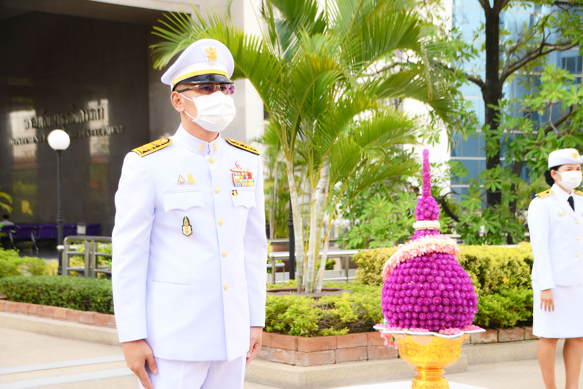 อธิบดีร่วมวางพานพุ่มเนื่องในวันวันกิติยากร