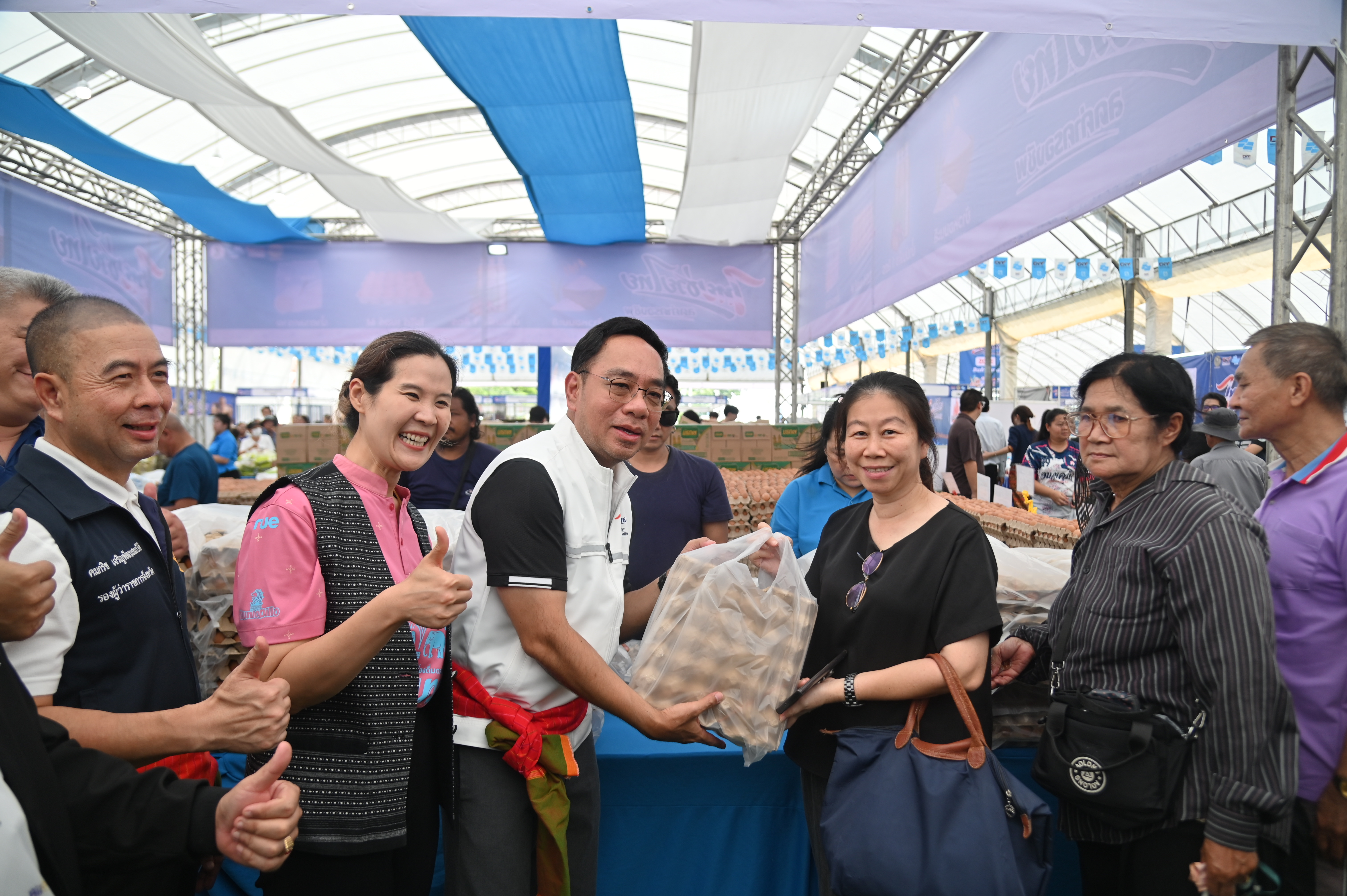 ข่าวเลขที่ 226/2569 “พาณิชย์” ลุยลดค่าครองชีพประชาชน-ช่วยผู้ประกอบการ ยกทัพสินค้าราคาประหยัด จำหน่ายสินค้าราคาประหยัดให้พี่น้องชาวราชบุรีในงาน “ไทยช่วยไทยลดค่าครองชีพ จังหวัดราชบุรี” (12 กันยายน 2569)