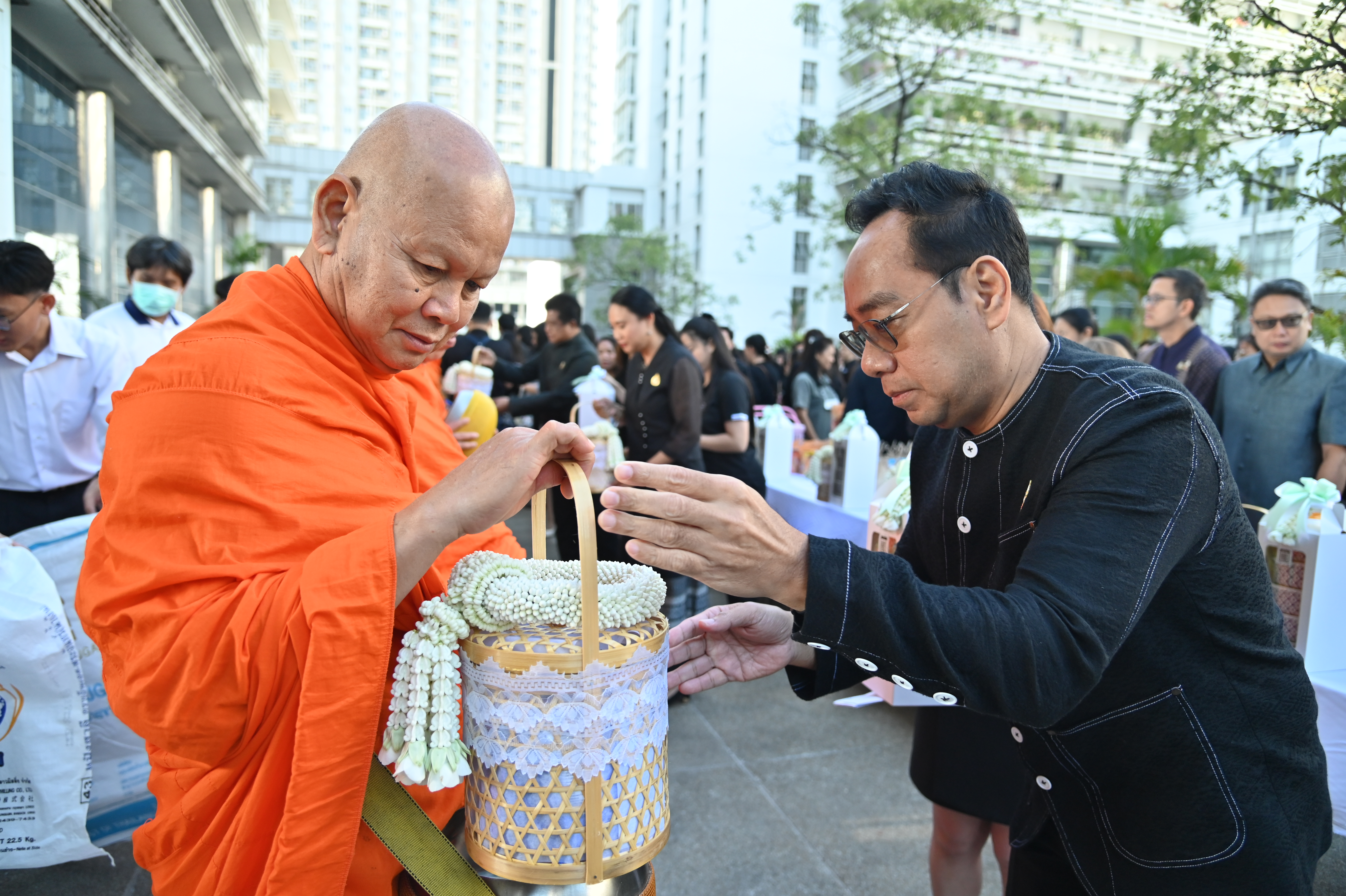 พิธีตักบาตร พระสงฆ์ 9 วัด 99 รูป เนื่องในโอกาสวันขึ้นปีใหม่ 2569