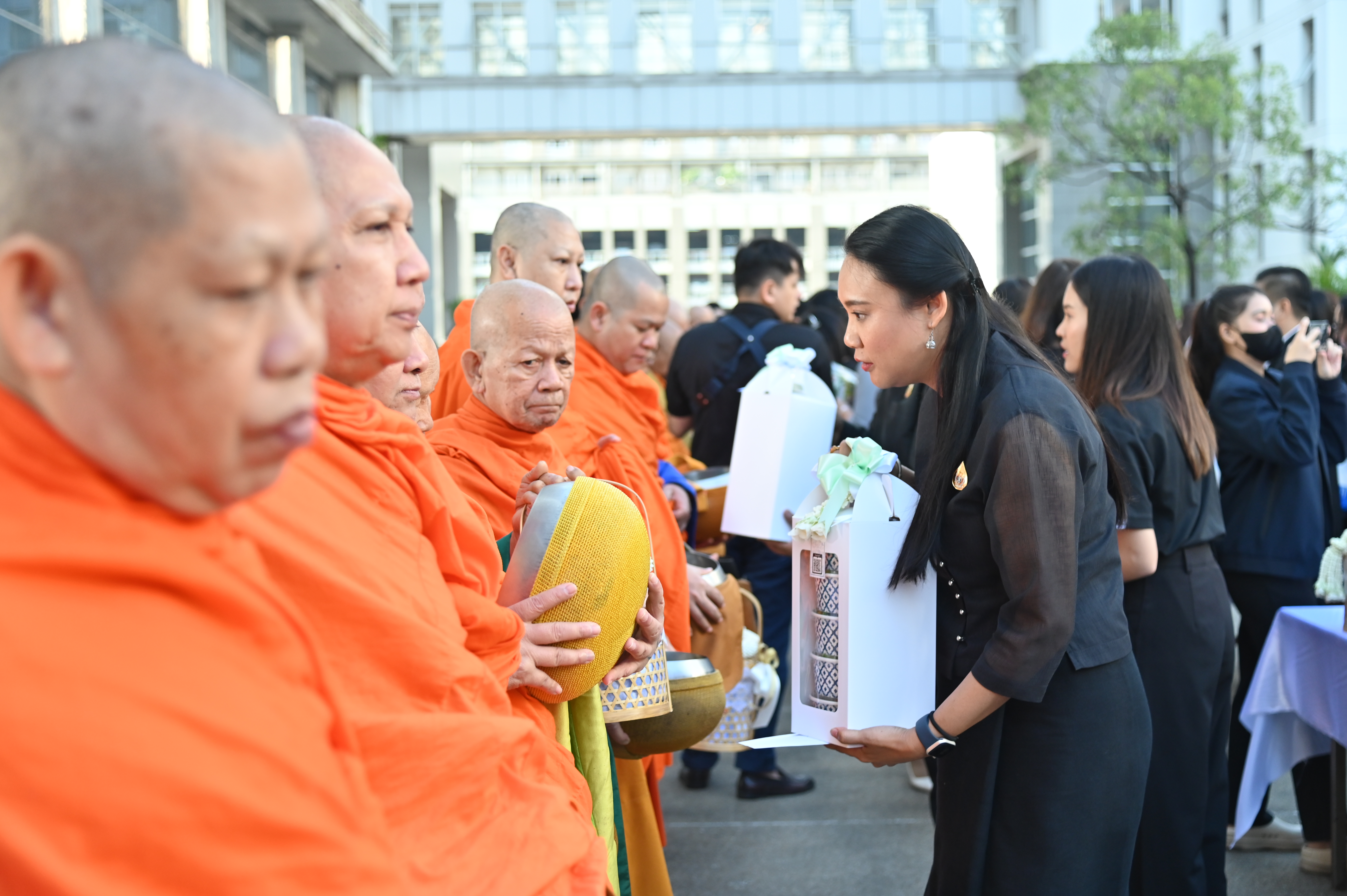 พิธีตักบาตร พระสงฆ์ 9 วัด 99 รูป เนื่องในโอกาสวันขึ้นปีใหม่ 2569
