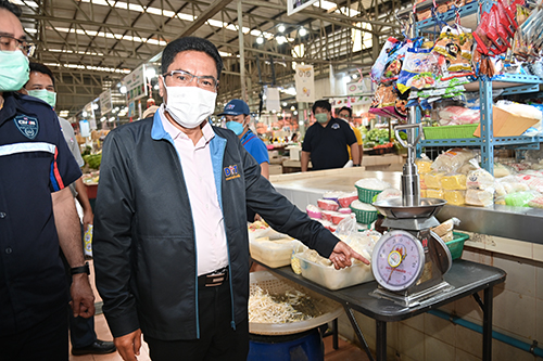 พาณิชย์ตรวจสอบความเที่ยงตรงของเครื่องชั่งในตลาดสด