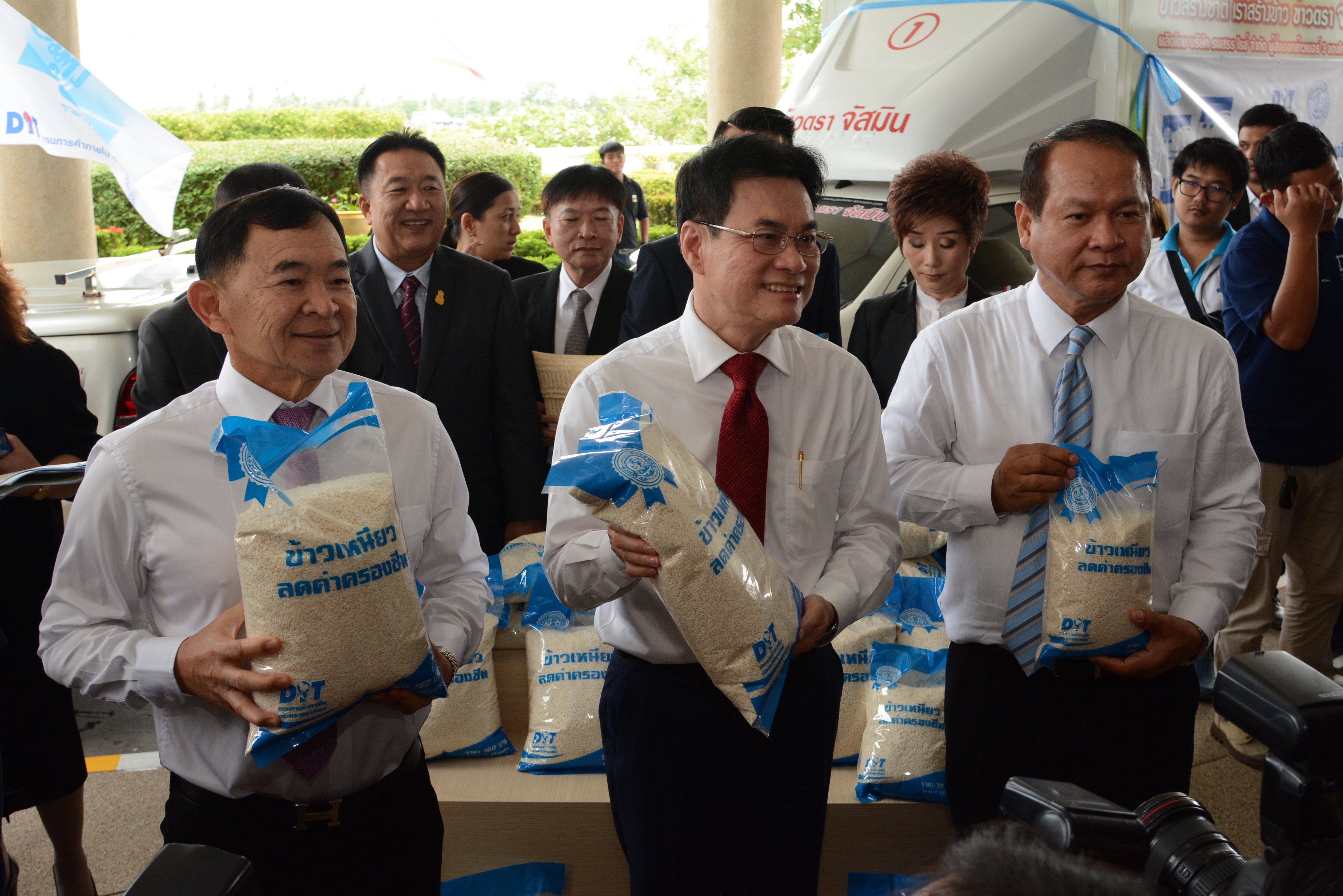 งานแถลงข่าวและปล่อยคาราวานข้าวเหนียวบรรจุถุง โครงการลดภาระค่าครองชีพผู้บริโภคข้าวเหนียว