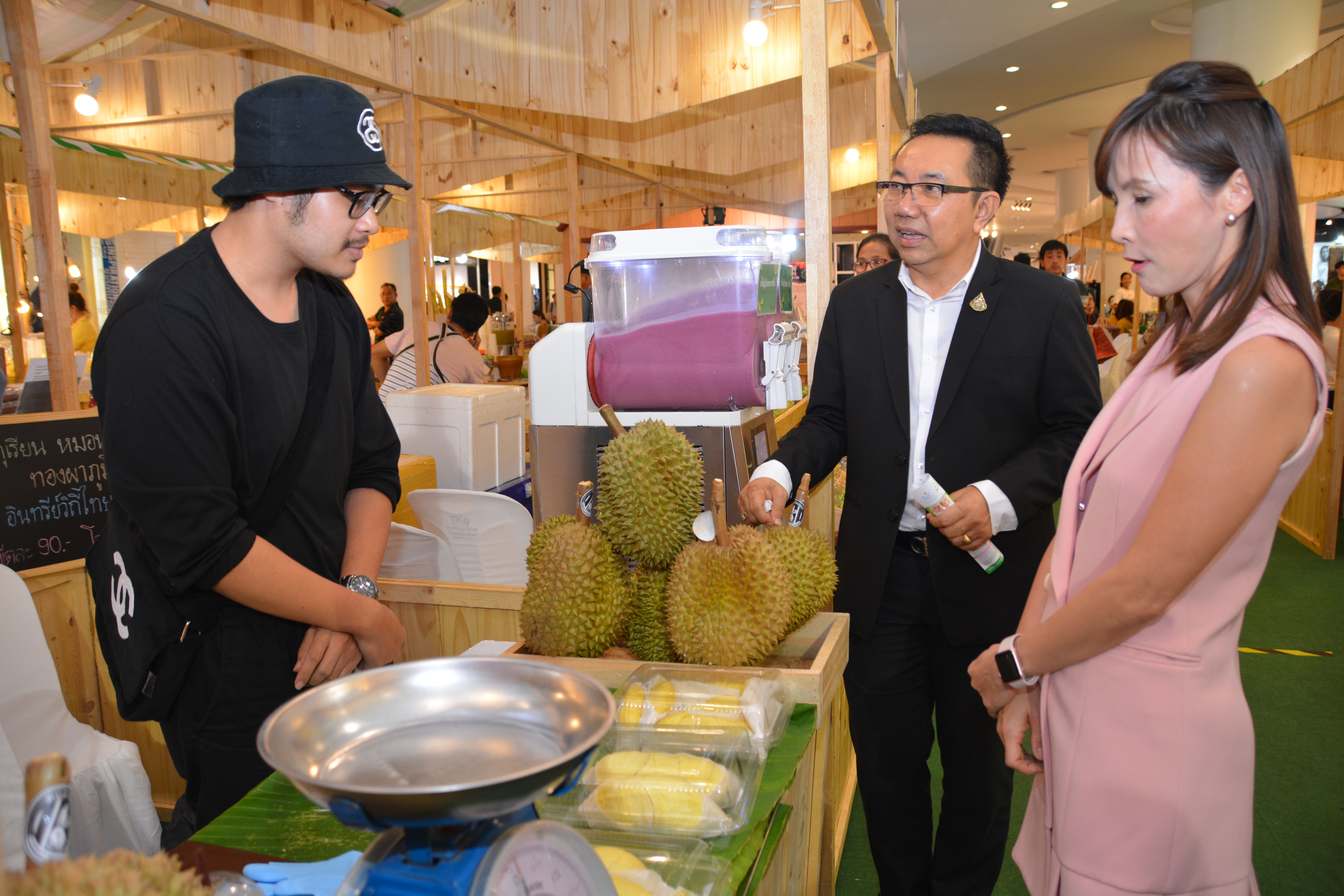 รองอธิบดีกรมการค้าภายในตรวจเยี่ยมร้านค้าในงาน "Green Life Eat Organic"
