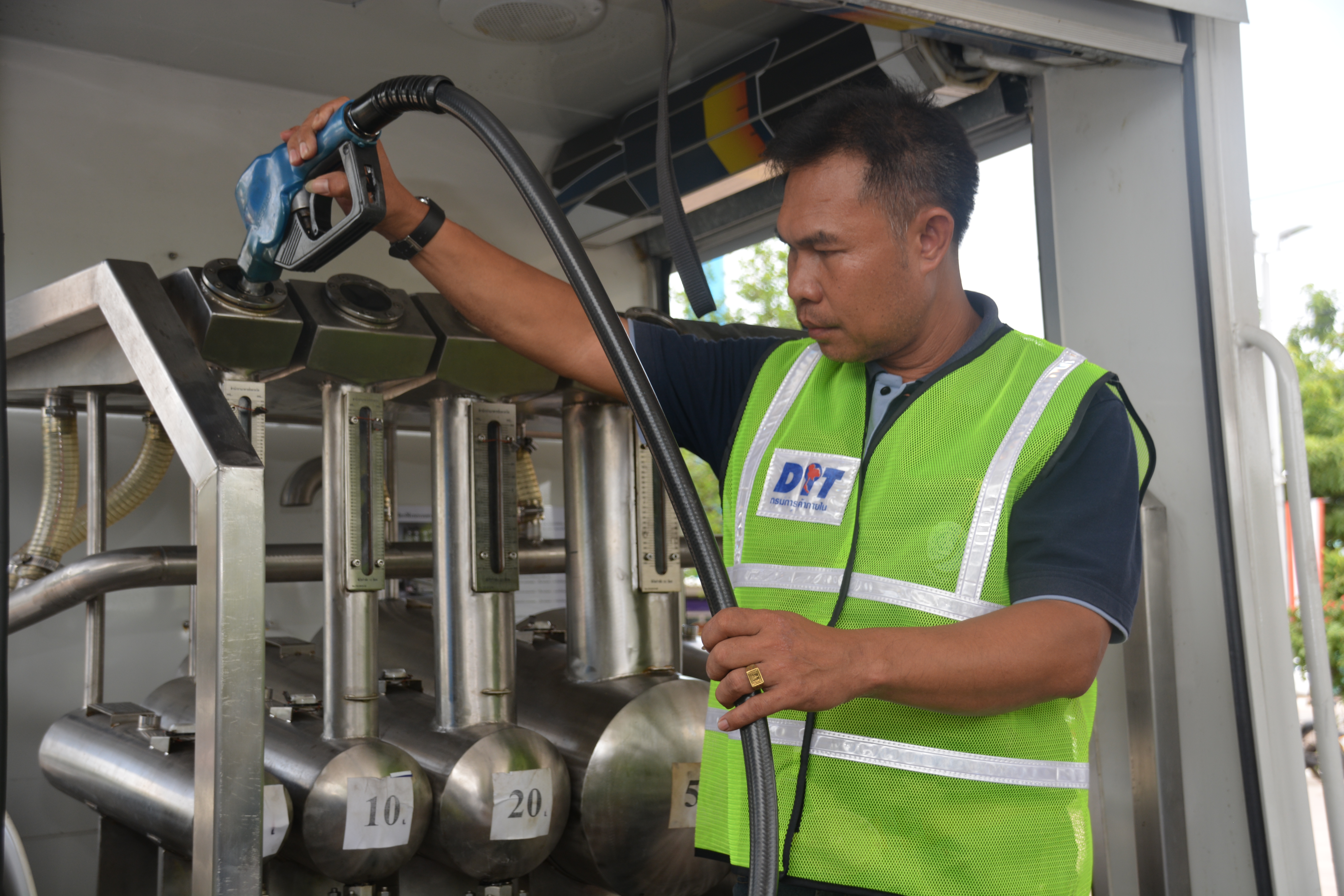รองอธิบดีกรมการค้าภายใน นำคณะสปป.ลาวเยี่ยมชมการสาธิตวิธีการตรวจสอบมาตรวัดปริมาตรน้ำมันเชื้อเพลิง
