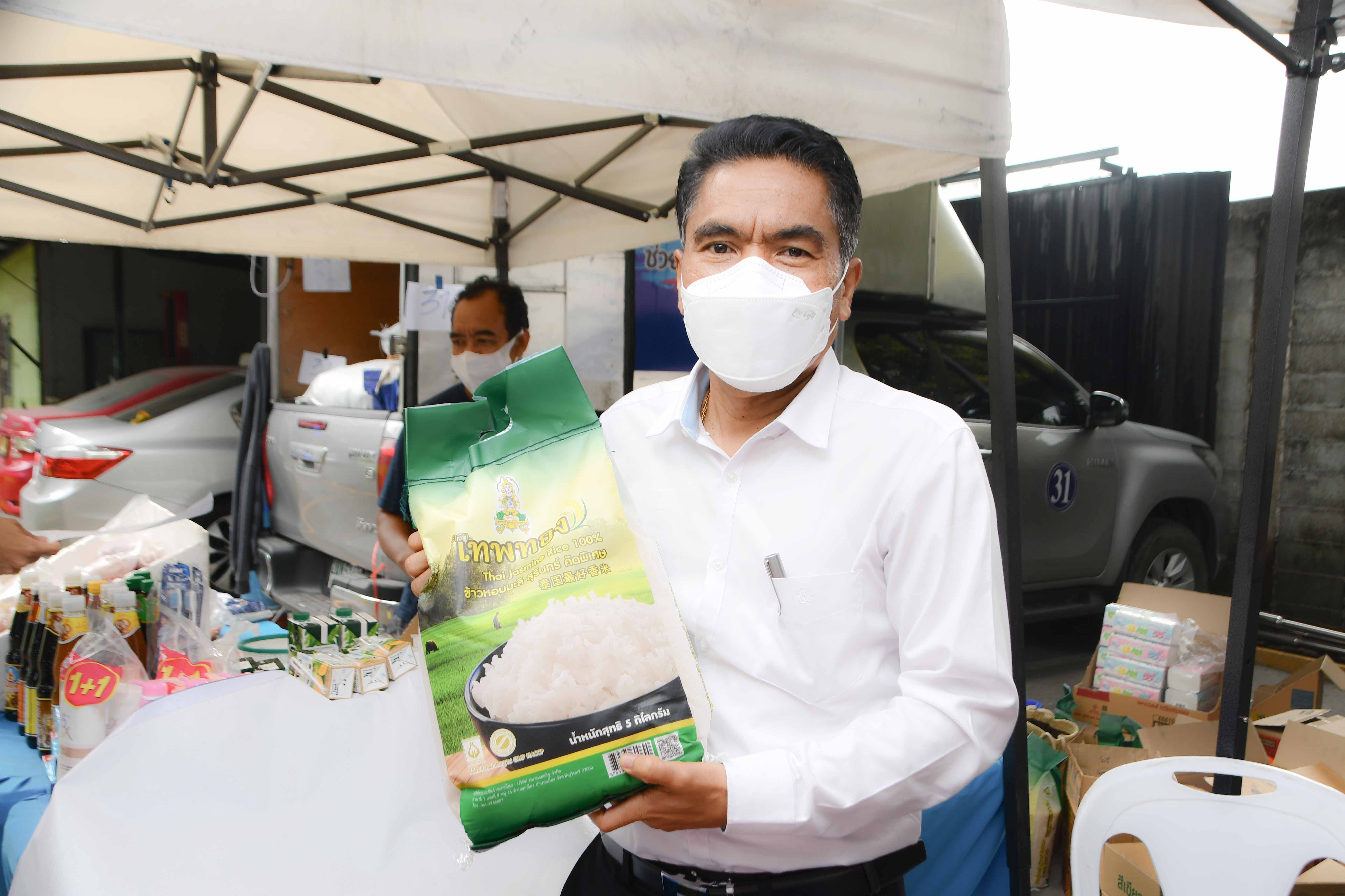 รองอธิบดีตรวจติดตามการจำหน่ายสินค้าโมบายพาณิชย์ 