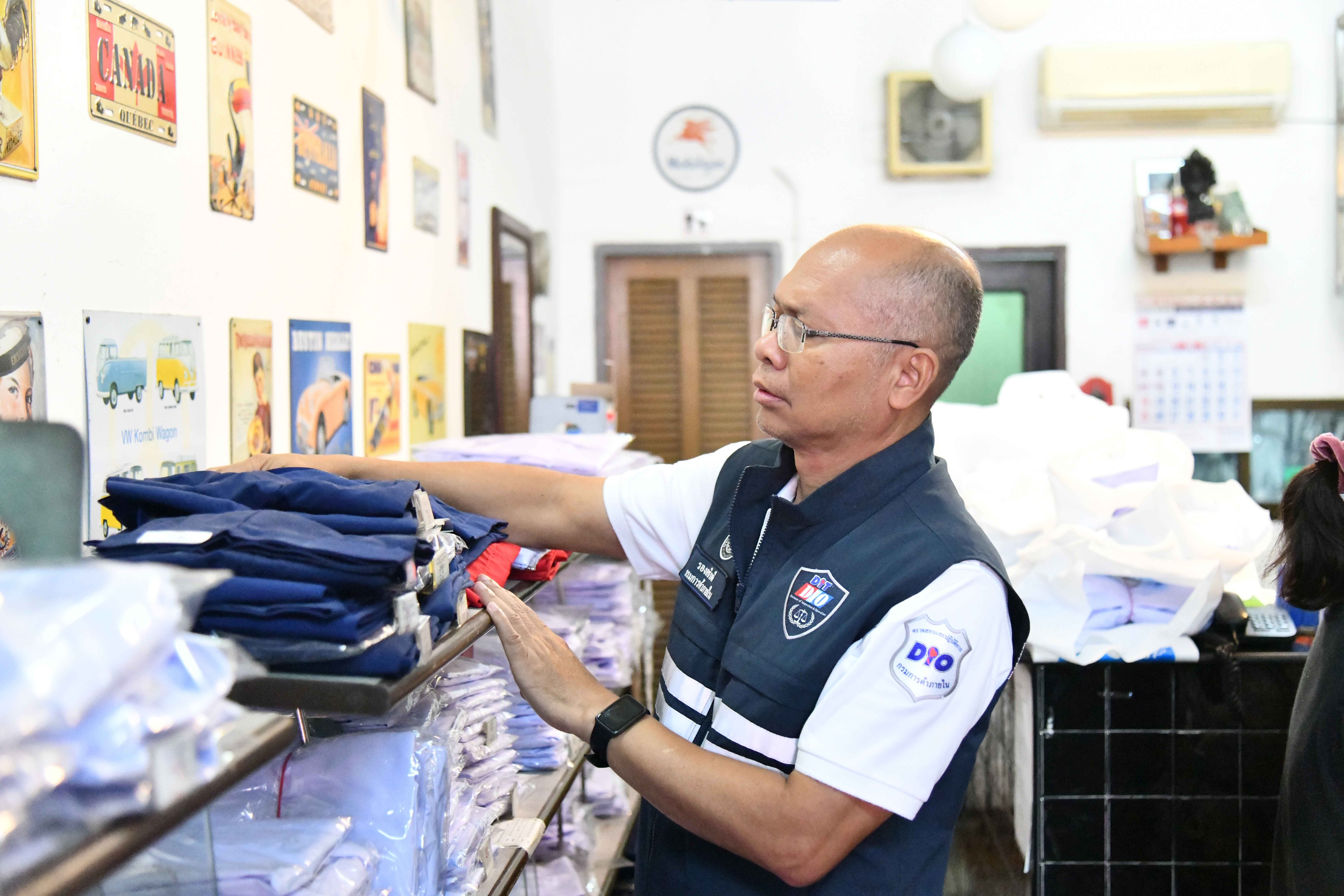 กรมการค้าภายในลุยตรวจชุดนักเรียน-ชุดสังฆทาน ป้องกันฉวยโอกาสขึ้นราคาไม่เป็นธรรม