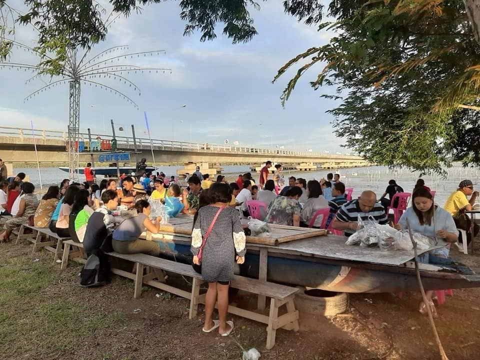 78352_นั่งกินข้าว.jpg