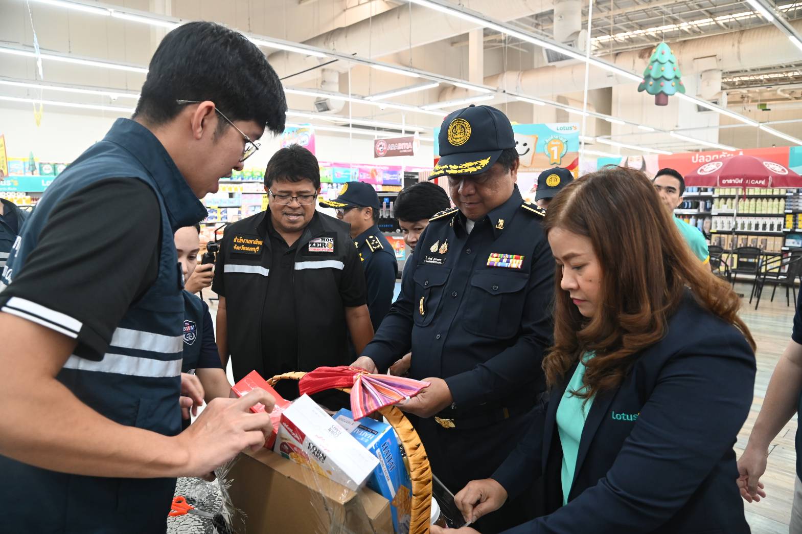 DIT ลุยตรวจปีใหม่ 2569 ดูแลกระเช้าของขวัญ การจำหน่ายสินค้าที่จุดพักรถ หัวจ่ายน้ำมันสร้างความเป็นธรรมให้ผู้บริโภค