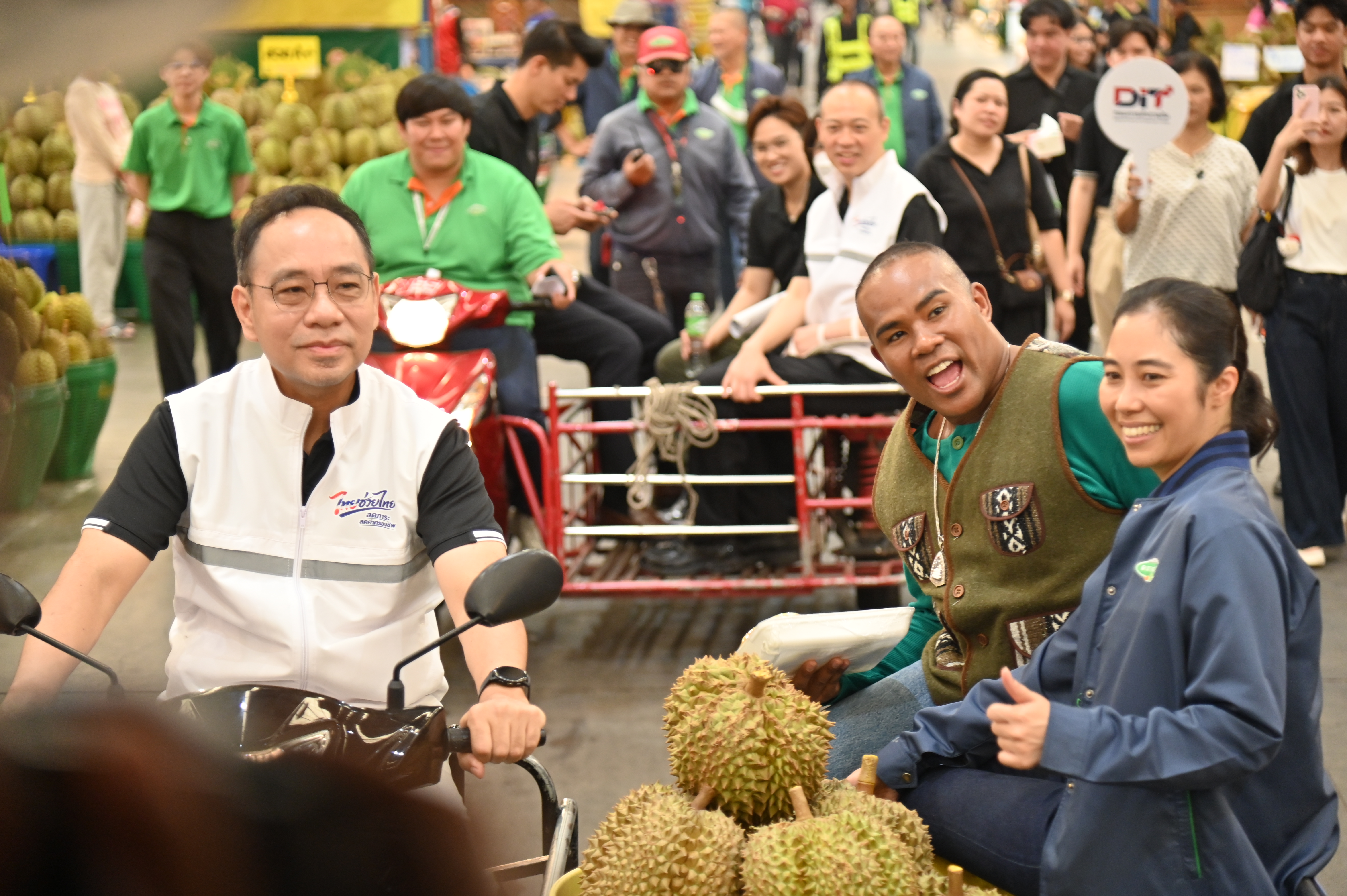 ข่าวเลขที่ 158/2569 พาณิชย์ลุยบริหารจัดการผลไม้ปี 69 ดึงตลาดกลาง–ตลาดสดทั่วประเทศดูดซับผลผลิต หนุนรายได้เกษตรกร (6 มิถุนายน 2569)