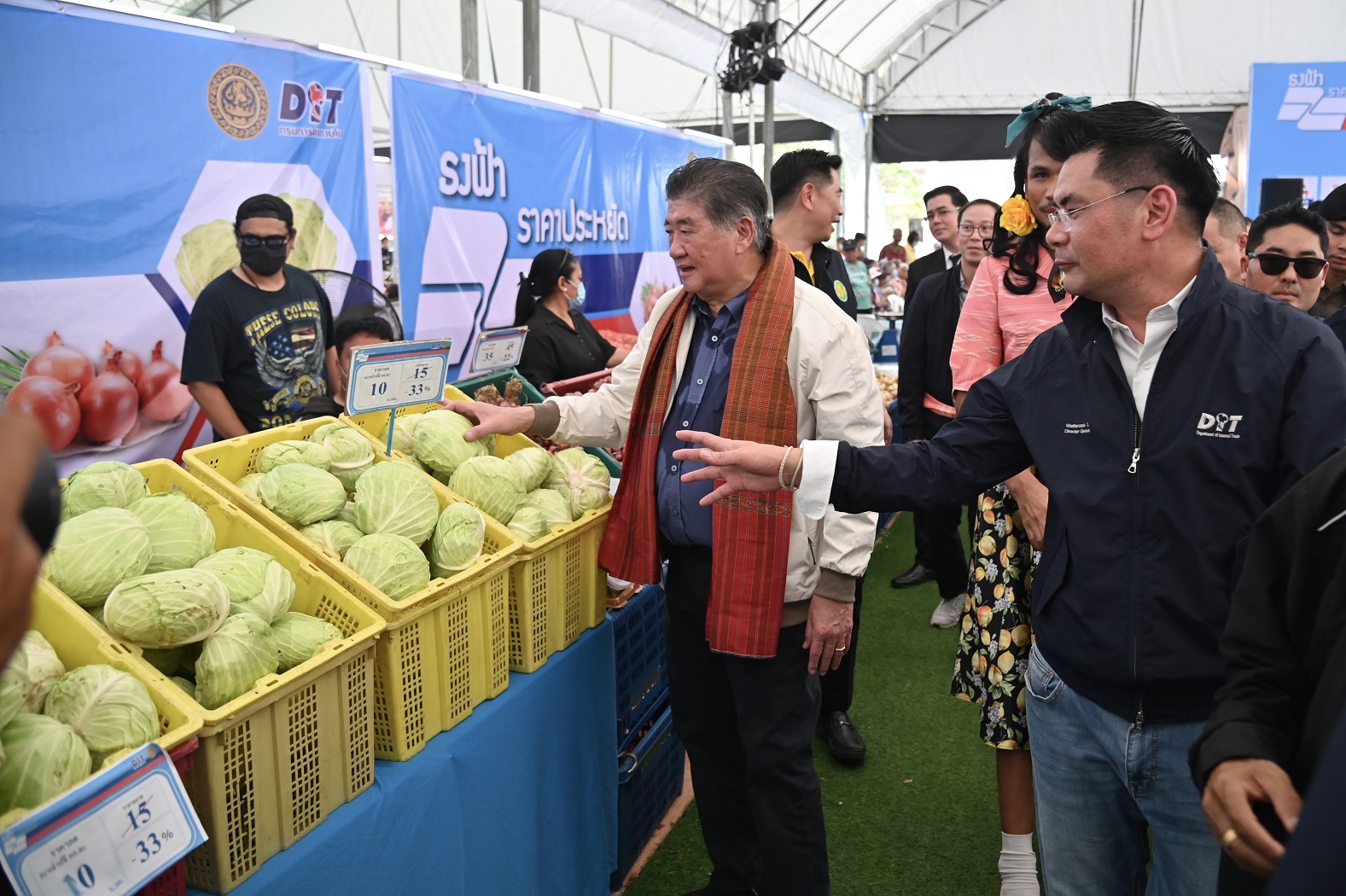 พาณิชย์ ลุย จัดธงฟ้าราคาประหยัด ลดภาระค่าครองชีพ ขยายโอกาสให้ผู้ประกอบธุรกิจ