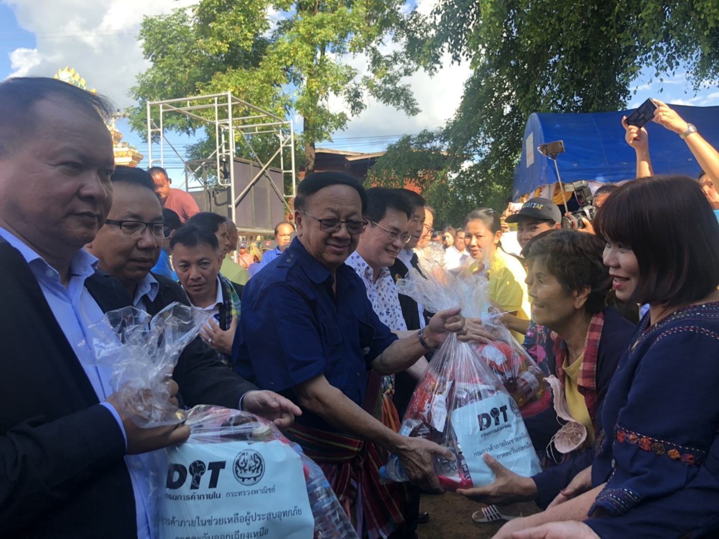 ลงพื้นที่มอบสิ่งของช่วยเหลือผู้ประสบอุทกภัยภาคตะวันออกเฉียงเหนือ
