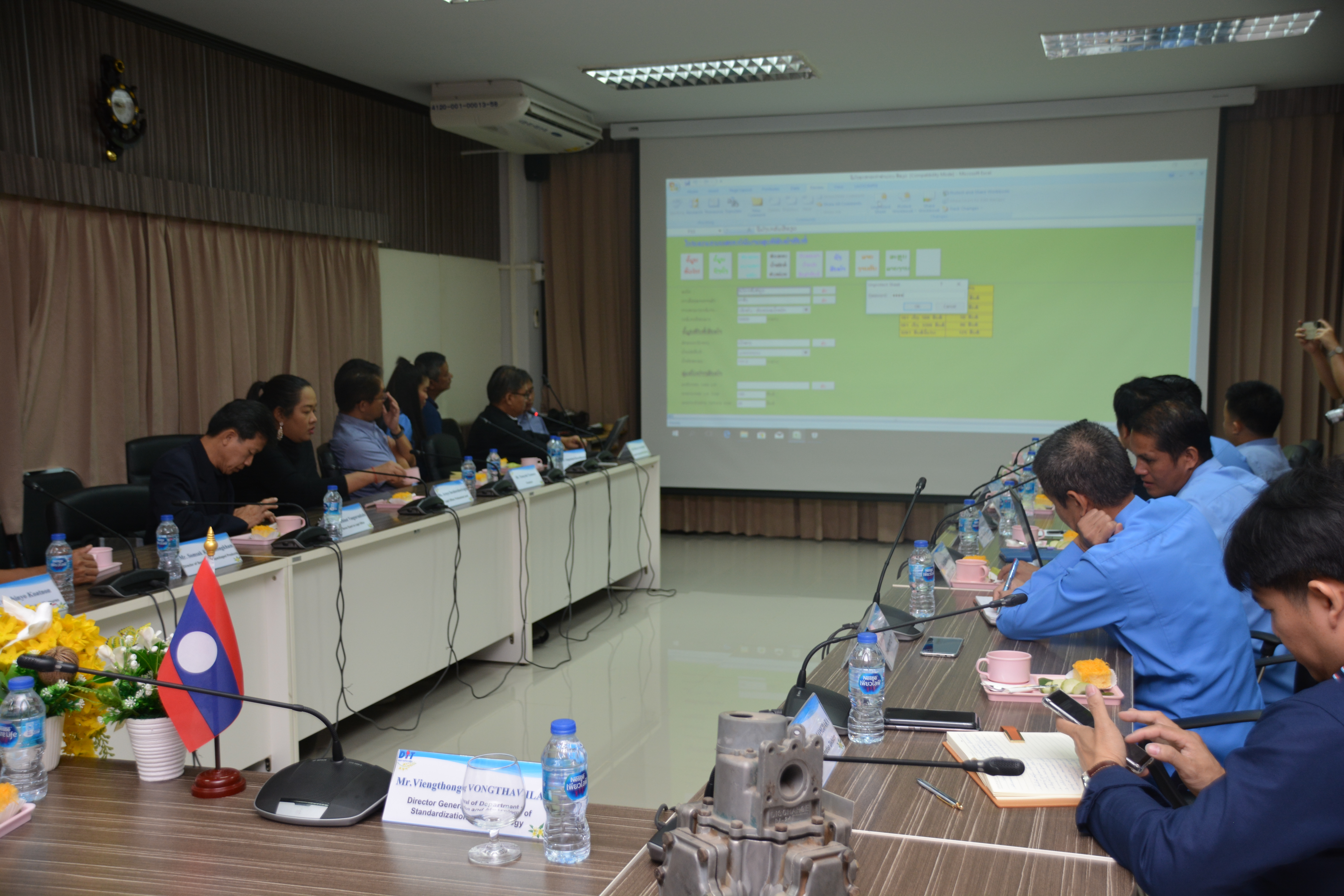 รองอธิบดีกรมการค้าภายใน นำคณะสปป.ลาวเยี่ยมชมการสาธิตวิธีการตรวจสอบมาตรวัดปริมาตรน้ำมันเชื้อเพลิง