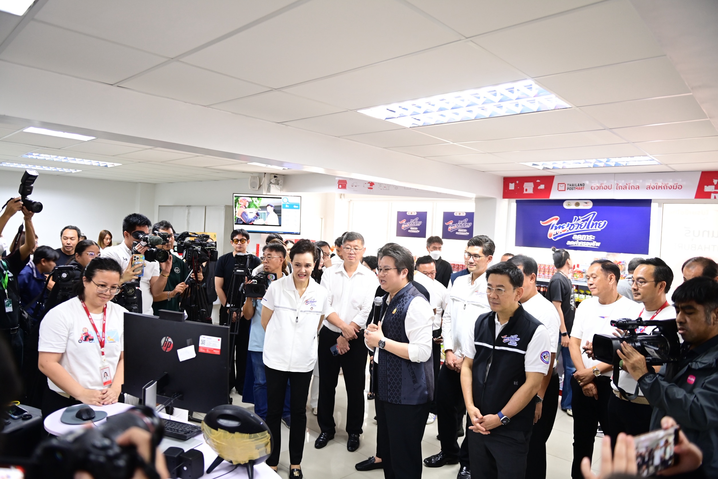 ข่าวเลขที่ 128/2569 “พาณิชย์” คิกออฟ “ไทยช่วยไทย ลดภาระค่าครองชีพ” ผนึกไปรษณีย์ไทย เปิดจุดขาย 946 แห่งทั่วประเทศ กระจายสินค้าราคาประหยัดถึงชุมชน (1 พฤษภาคม 2569)