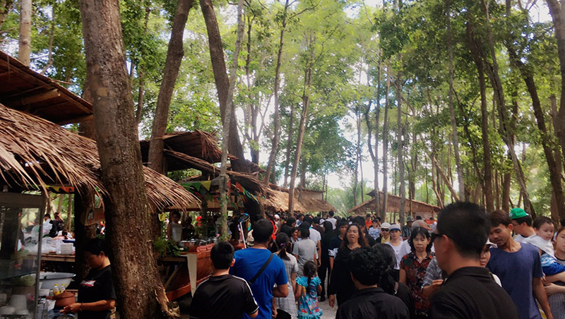 45481_คนมาเที่ยวตลาด.jpg