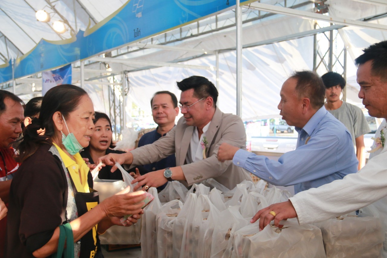เปิดงานมหกรรมธงฟ้าลดค่าครองชีพผู้ประสบภัยจังหวัดบุรีรัมย์