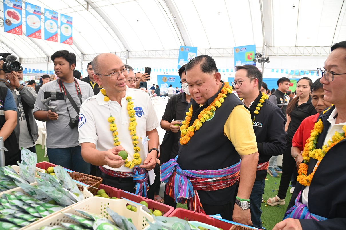 “พาณิชย์” ลุยต่อจัดธงฟ้าราคาประหยัด ลดภาระค่าครองชีพพี่น้องชาวนครพนม