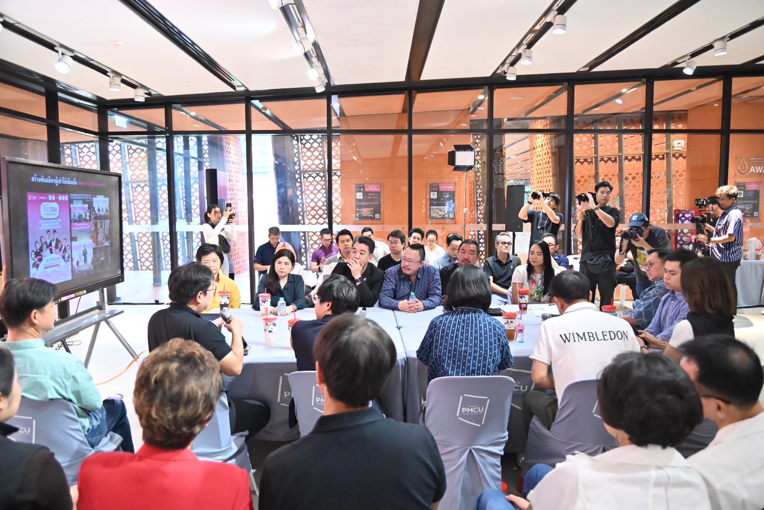“พาณิชย์”ตรวจเยี่ยมผู้ประกอบการ และประชาสัมพันธ์ ถนนบรรทัดทอง