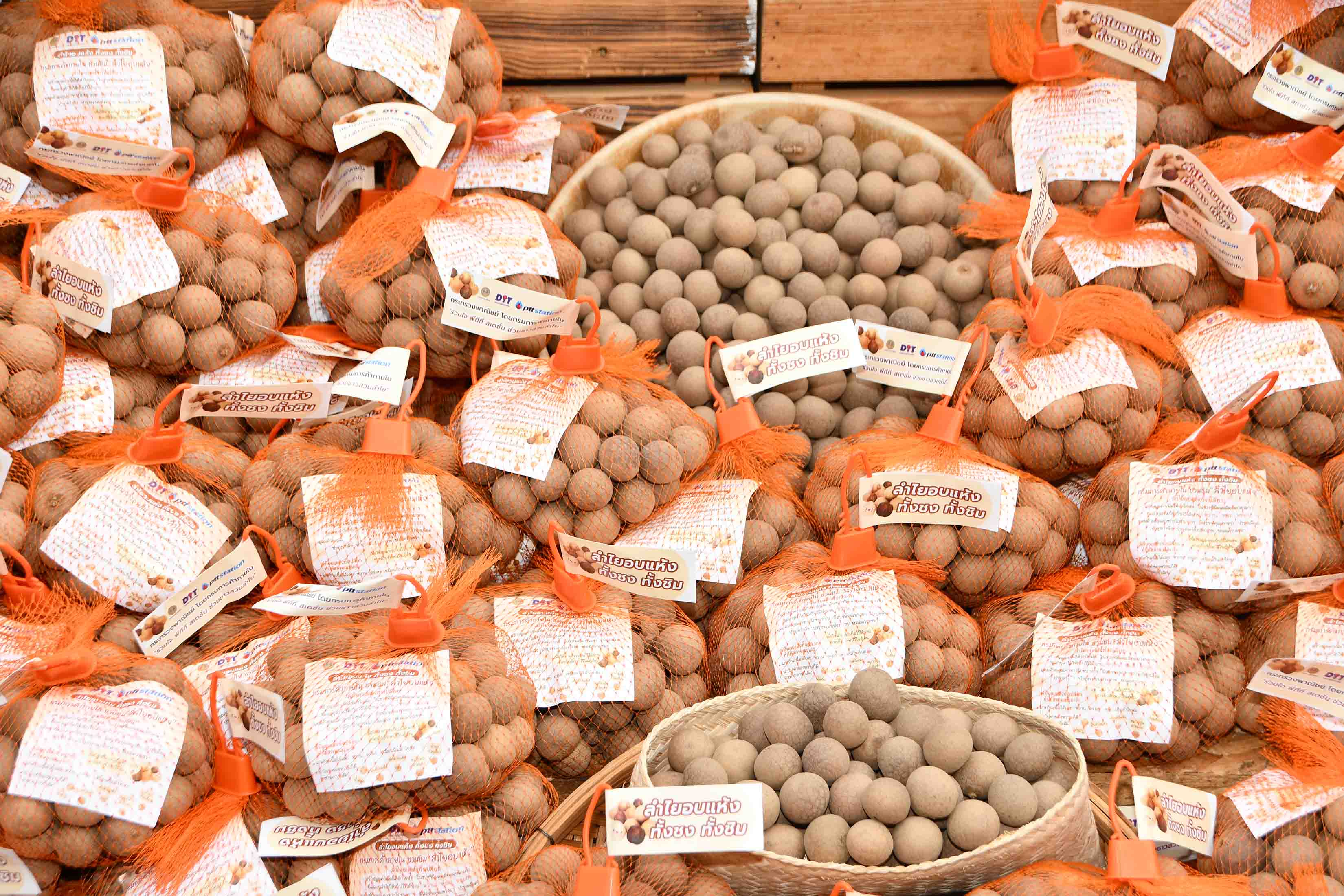 กรมการค้าภายในผนึกกำลัง ปตท. บางจาก จัดโครงการ ลำไยปันสุข ช่วยเกษตรกร