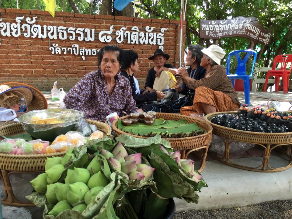 45392_แม่ค้าหน้าป้าย.jpg