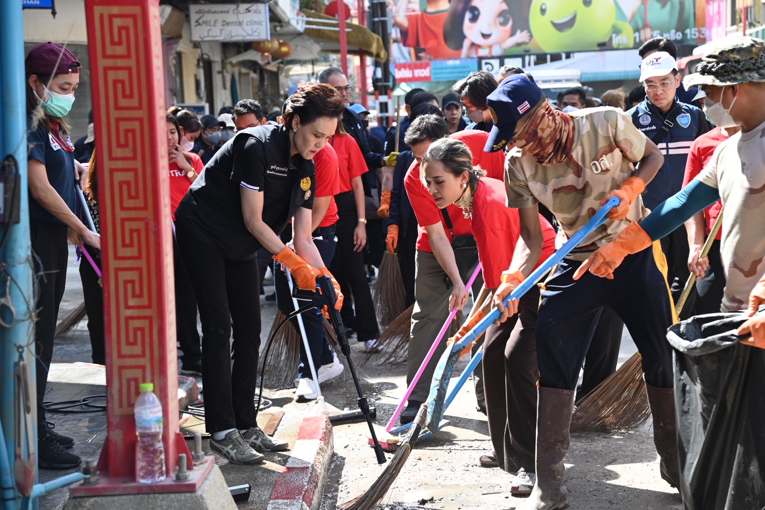 พาณิชย์ ลงพื้นที่ให้กำลังใจหาดใหญ่  มอบสิ่งของจำเป็น ทำความสะอาด พื้นที่สาธารณะ หลังเหตุอุทกภัย