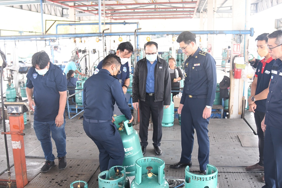 "พาณิชย์" ตรวจสอบการบรรจุก๊าซหุงต้ม และตรวจสอบเครื่องชั่งน้ำหนักกระเป๋าสัมภาระ