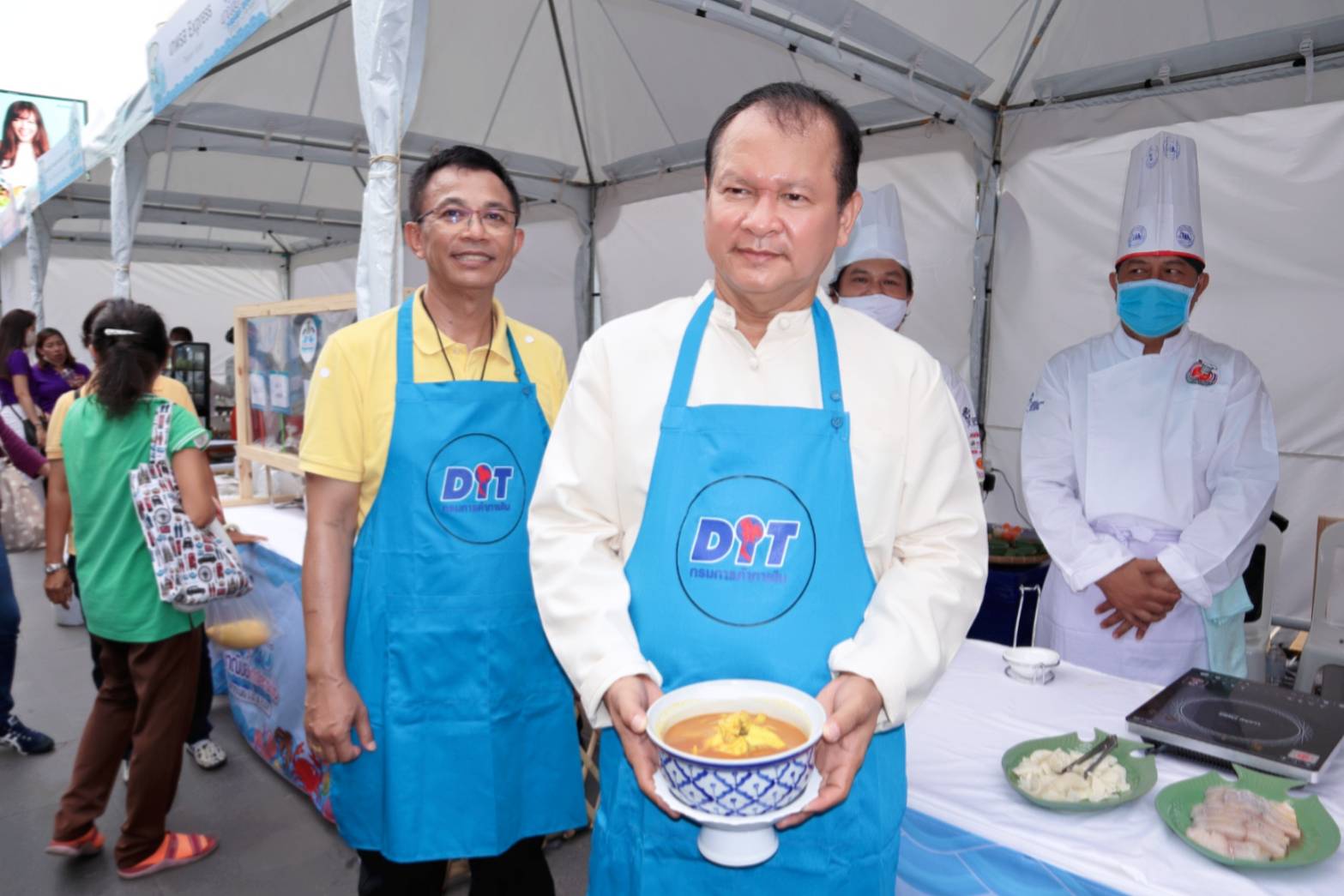 อธิบดีกรมการค้าภายใน มอบป้ายให้ผู้ประกอบการในงาน “พาณิชย์เทใจใส่กระชัง ปลากะพง 3 น้ำ @ สงขลา”