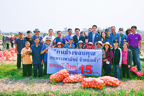 กรมการค้าภายในเดินหน้าช่วยเกษตรกร เชื่อมโยงผู้ประกอบการซื้อหอมหัวใหญ่-กระเทียม อ.ฝาง