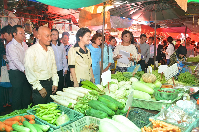 22643_ตรวจแผงผัก.JPG