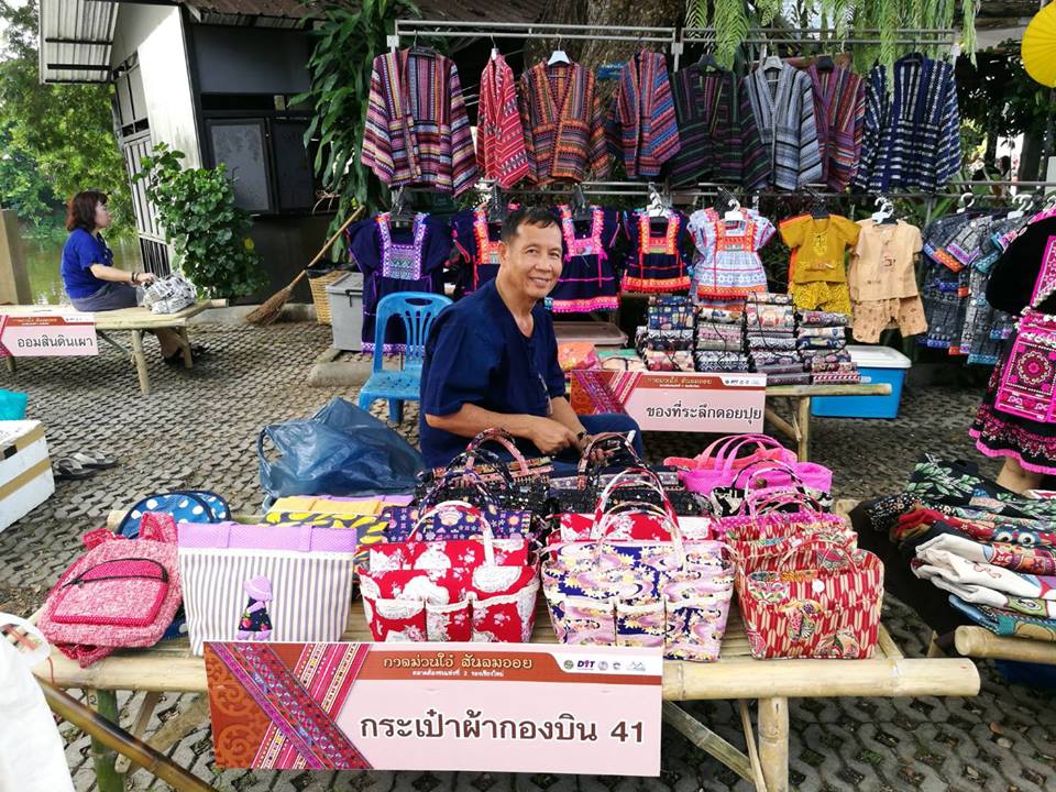 46820_แผงค้าเสื้อผ้า.jpg