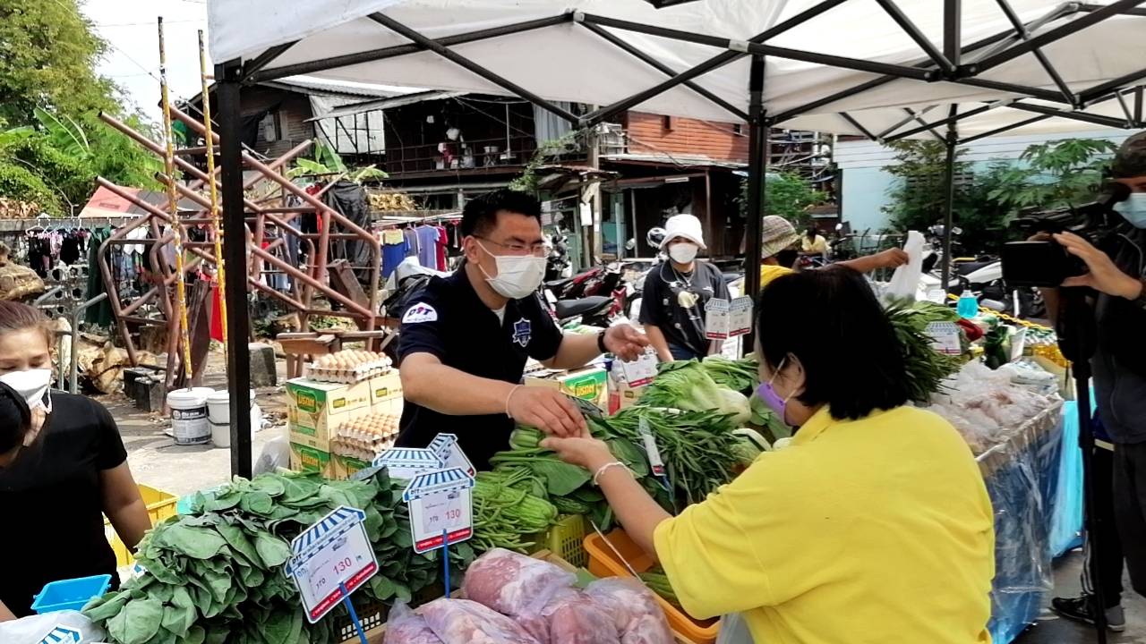  อธิบดีกรมการค้าภายในตรวจติดตามการจำหน่ายสินค้า Mobile พาณิชย์ ลดราคา ช่วยประชาชน