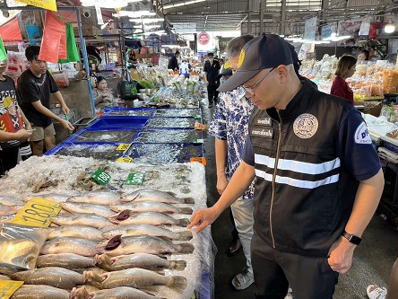 พาณิชย์ร่วมกับจังหวัดชลบุรี  บูรณาการลงพื้นที่ตรวจสอบราคาสินค้า  และสถานีบริการน้ำมัน ในช่วงเทศกาลสงกรานต์