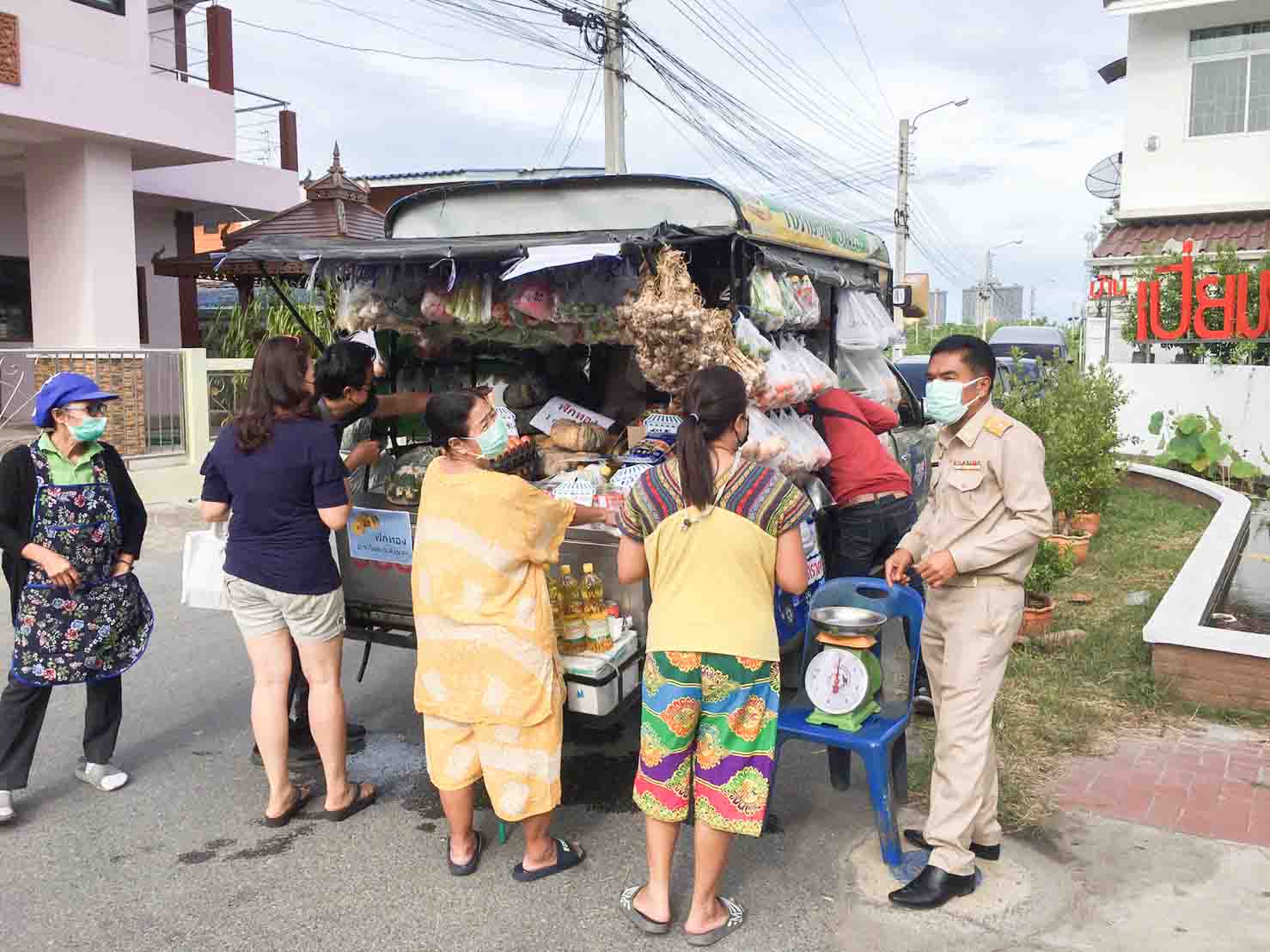 รองอธิบดีตรวจติดตามเยี่ยมโครงการ Mobile พาณิชย์ลดราคา! ช่วยประชาชน