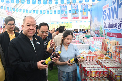 ธงฟ้าเชียงรายคึกคัก!  พาณิชย์นำสินค้าฉลาดเลือกราคาประหยัด กว่า 500 รายการ ลดสูงสุด 70% ช่วยลดรายจ่าย-มอบความสุขช่วงท้ายปี