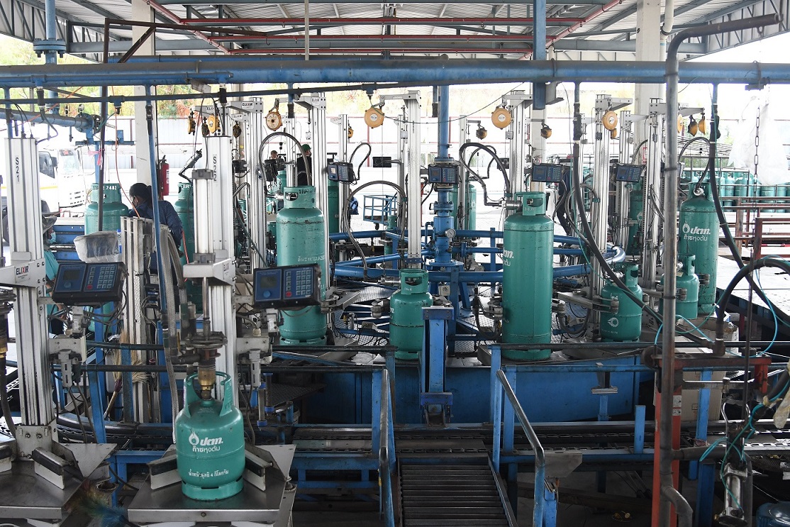 "พาณิชย์" ตรวจสอบการบรรจุก๊าซหุงต้ม และตรวจสอบเครื่องชั่งน้ำหนักกระเป๋าสัมภาระ