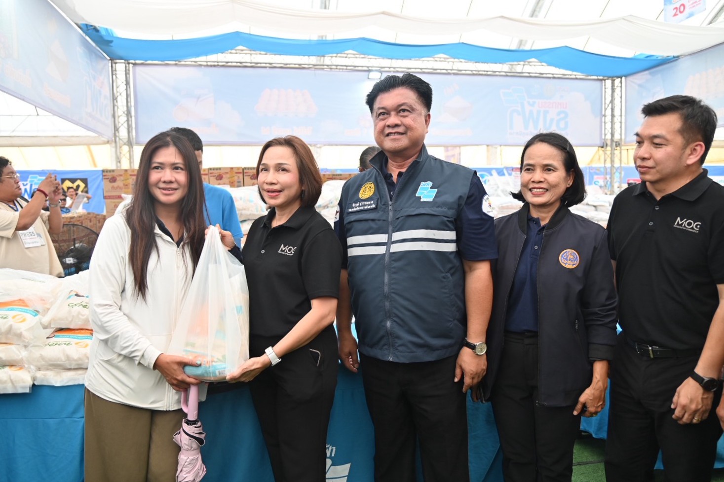 ข่าวเลขที่ 109/2569 “พาณิชย์” ลุยลดค่าครองชีพประชาชน-ช่วยผู้ประกอบการ ยกทัพสินค้าราคาประหยัด จำหน่ายสินค้าราคาประหยัดให้พี่น้องชาวปราจีนบุรีในงาน “มหกรรมธงฟ้าขับเคลื่อนเศรษฐกิจภูมิภาค” (8 เมษายน 2569)