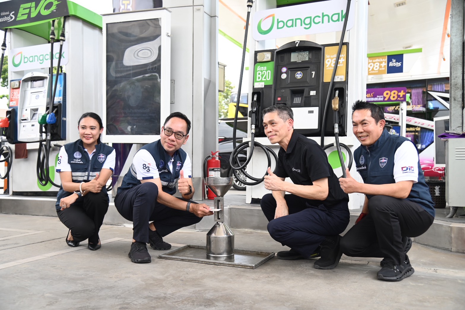 DIT ตรวจสอบมาตรวัดปริมาตรน้ำมันเชื้อเพลิง  พร้อมมอบป้ายสัญลักษณ์โครงการหัวจ่ายเชื้อเพลิงมาตรฐาน (สีทอง)