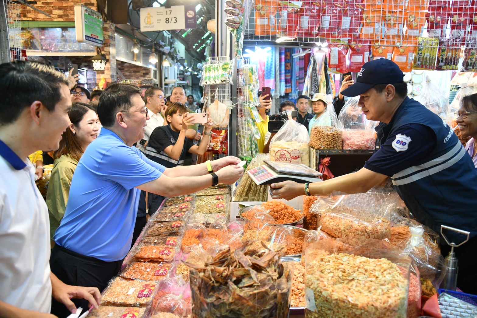 พาณิชย์ลงพื้นที่ตลาดนัดจตุจักร ชวนไทยช่วยไทยกระตุ้นเศรษฐกิจ เดินหน้าปรับโฉมตลาดสู่แลนด์มาร์กของไทย