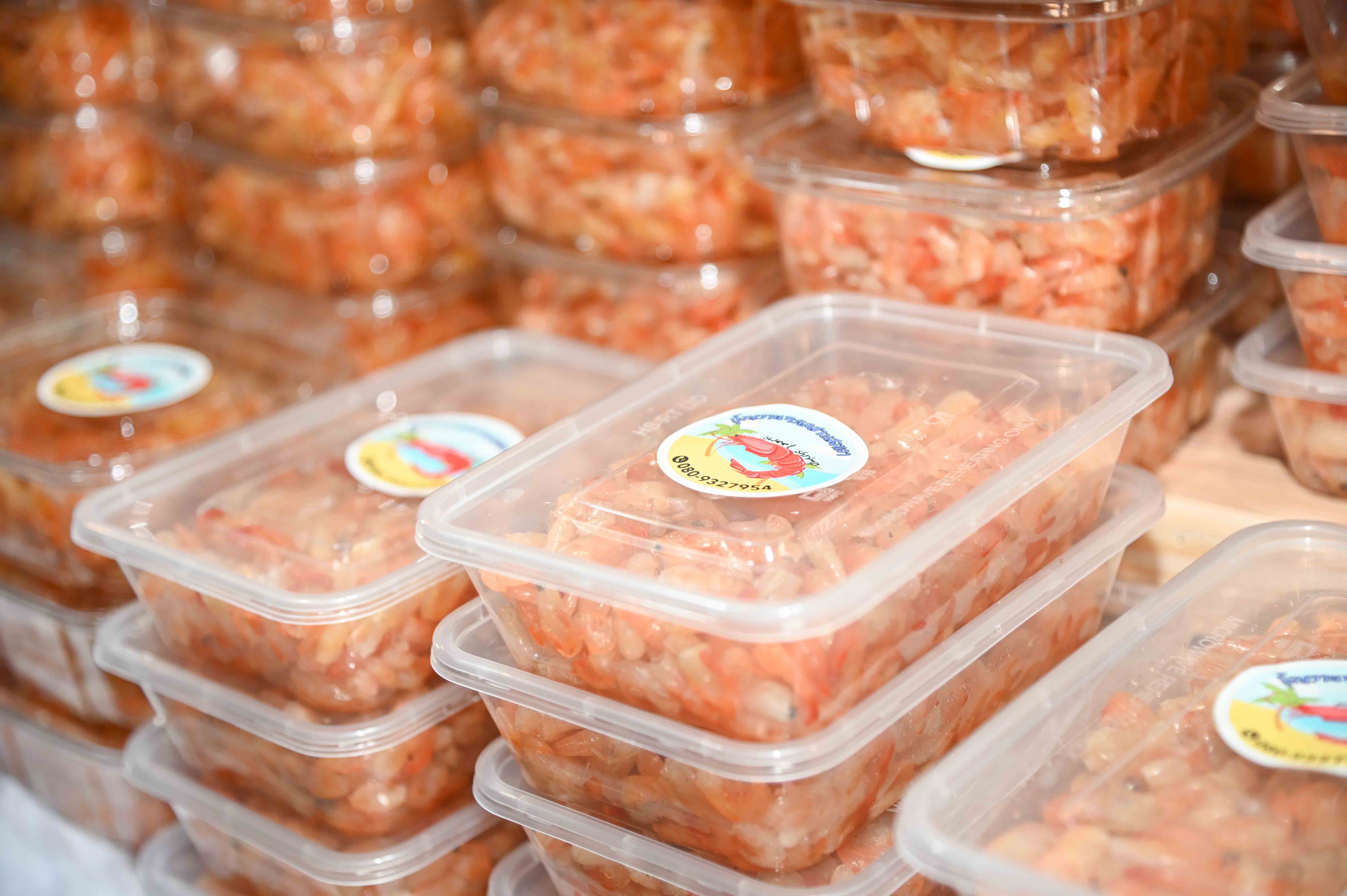 รองอธิบดีกรมการค้าภายใน ตรวจเยี่ยมร้านค้าในงานตลาดเที่ยวได้สไตล์ไทยๆ Village to town