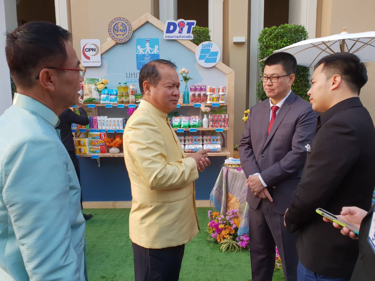 กิจกรรม Product Display "ROAD SHOW" มหกรรมธงฟ้าและสินค้าจากผู้ประสบภับปาบึก