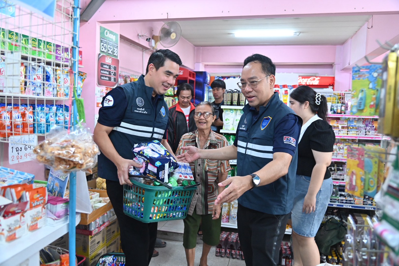 DIT ลงพื้นที่ติดตามการจับจ่าย “คนละครึ่งพลัส”–ร้านค้าธงฟ้าพร้อมรับบัตรสวัสดิการแห่งรัฐวันแรก