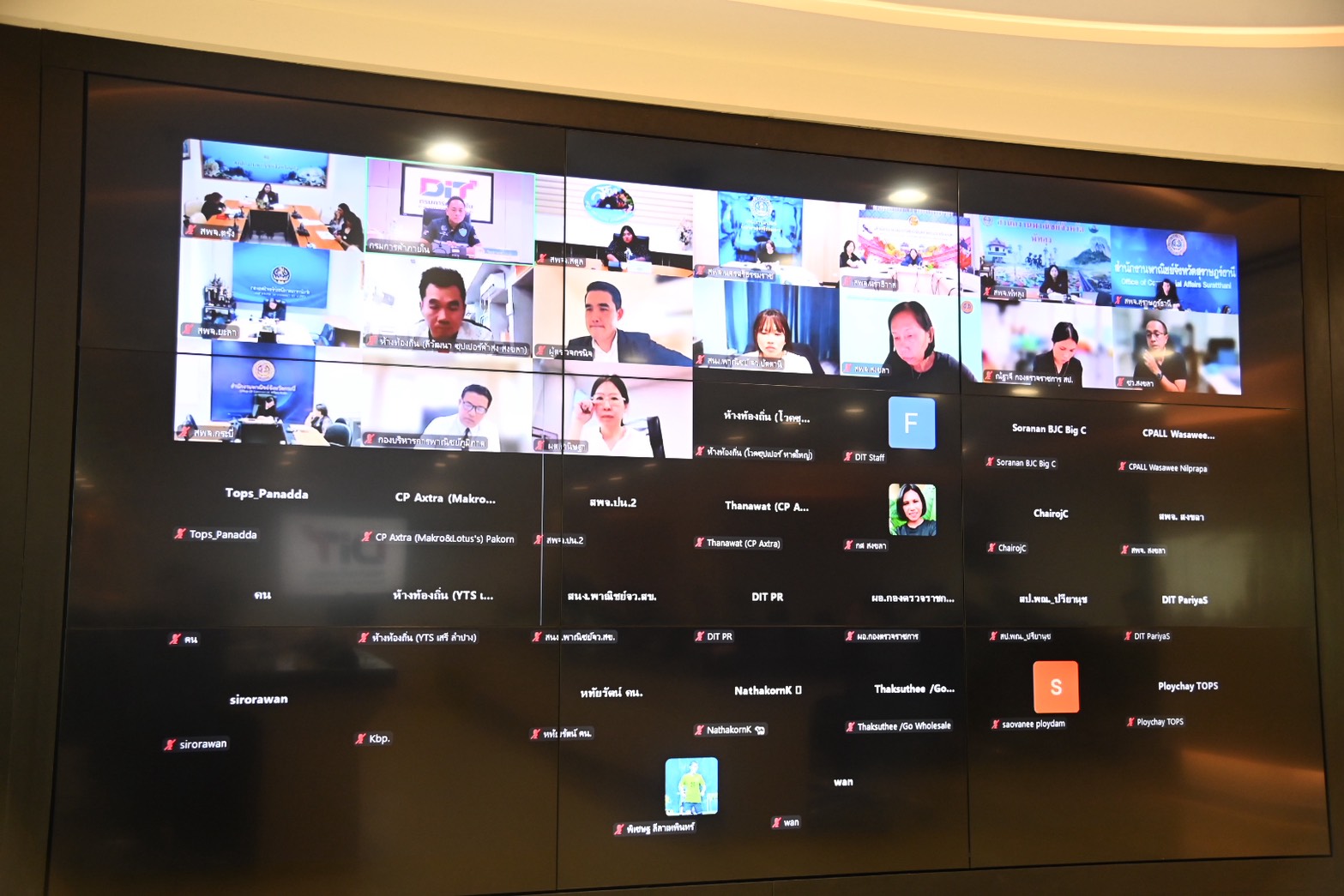 ข่าวเลขที่ 41/2569 War Room พาณิชย์ เร่งช่วยผู้ประสบอุทกภัยภาคใต้ เชื่อม ศป.กฉ. – สั่งการพาณิชย์จังหวัดลงพื้นที่เต็มกำลัง เร่งเติมสินค้าบรรเทาความเดือดร้อน และเตรียมฟื้นฟูเศรษฐกิจทันที (27 พฤศจิกายน 2568)