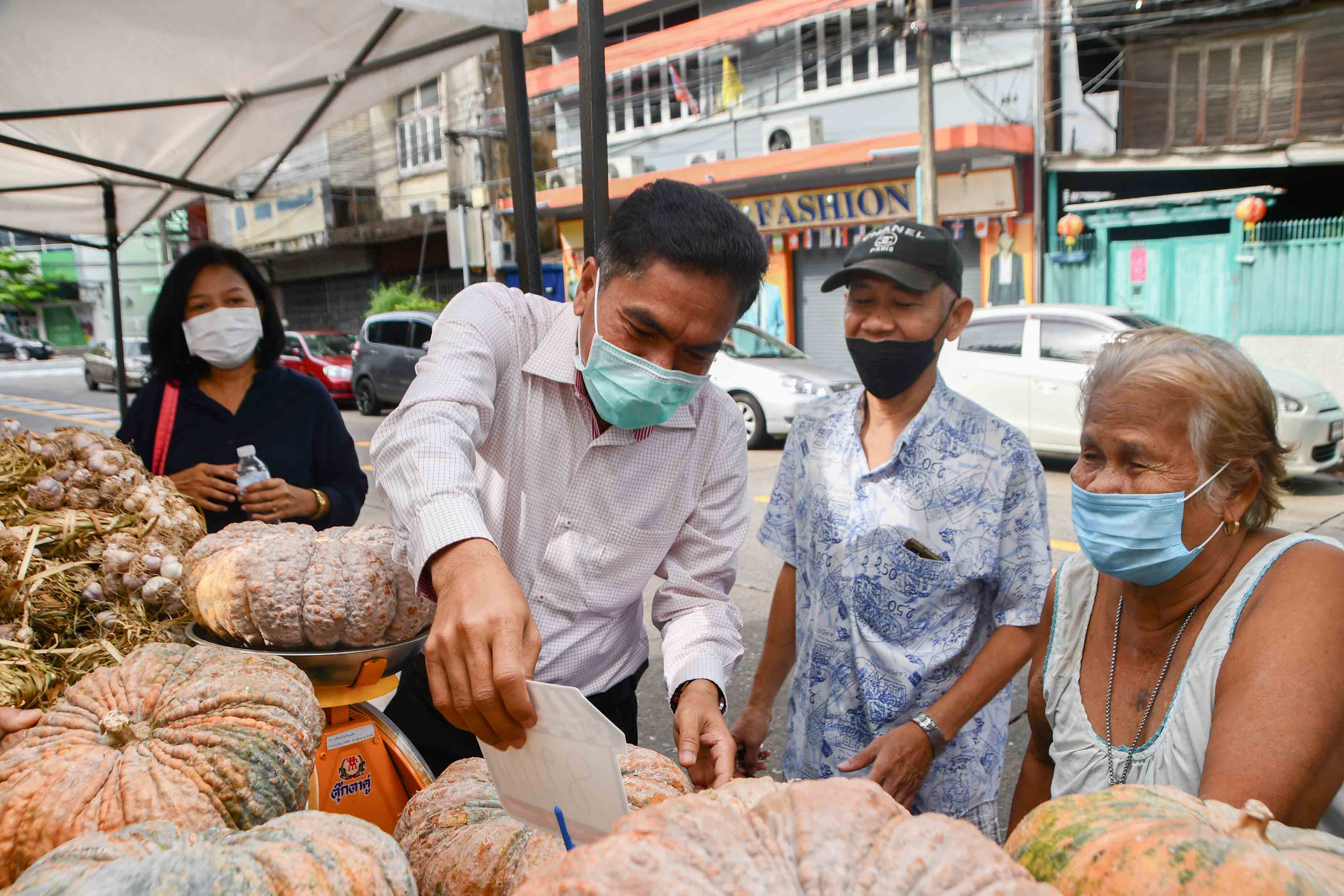 อธิบดีกรมการค้าภายใน ติดตามโครงการจำหน่ายสินค้าราคาถูกให้ประชาชน