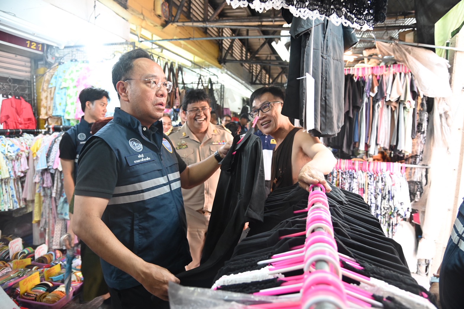 ข่าวเลขที่ 19/2568 DIT รับลูกนายกฯ ลงพื้นที่คุมเข้มราคาชุดดำ–ป้องกันการฉวยโอกาสเอาเปรียบประชาชน พร้อมเดินหน้ามาตรการลดค่าครองชีพ รองรับโครงการ “คนละครึ่ง” เริ่มพรุ่งนี้  (28 ตุลาคม)