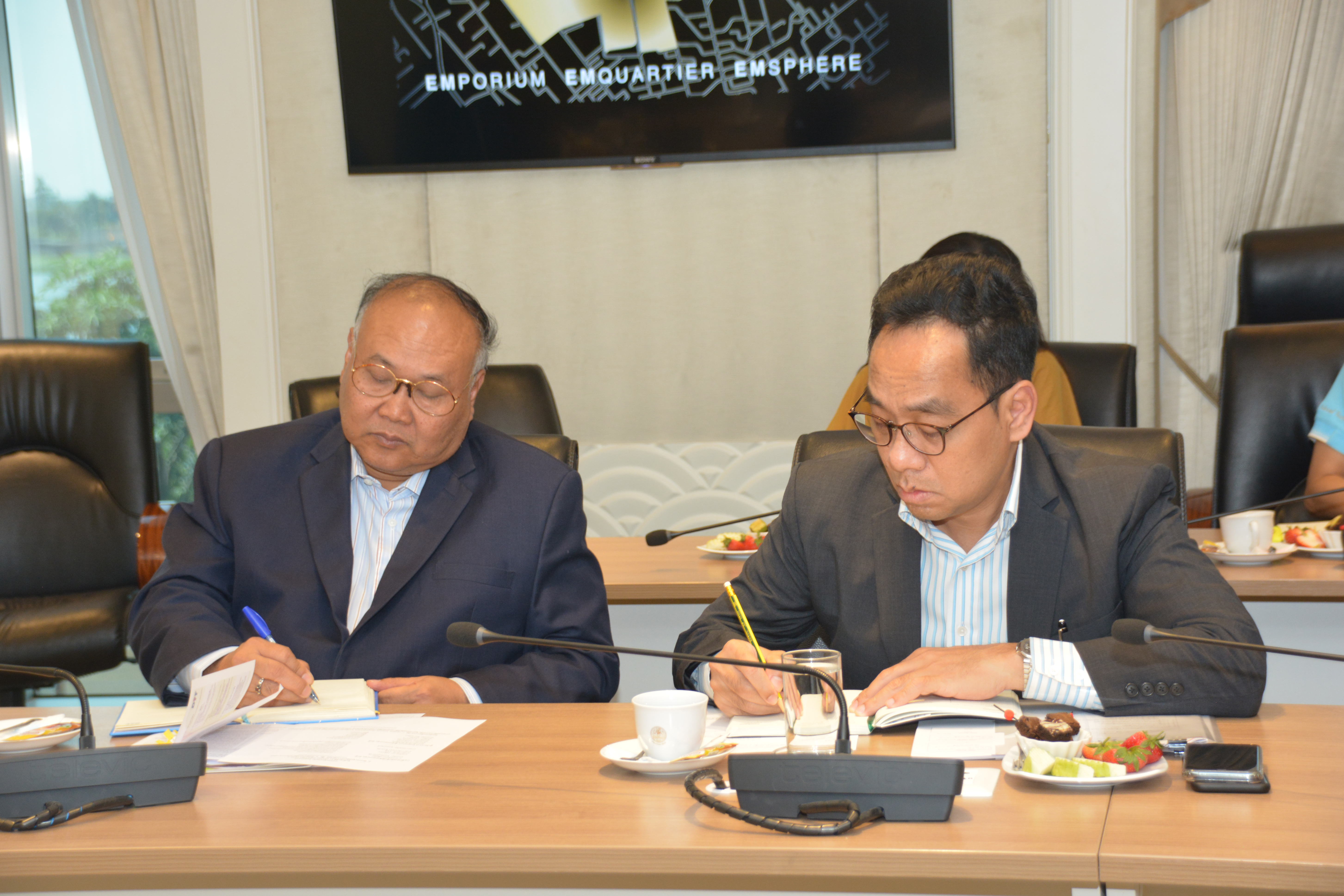 รองอธิบดีกรมการค้าภายใน ร่วมการประชุมหารือกับศูนย์การค้าดิเอ็มโพเรี่ยม