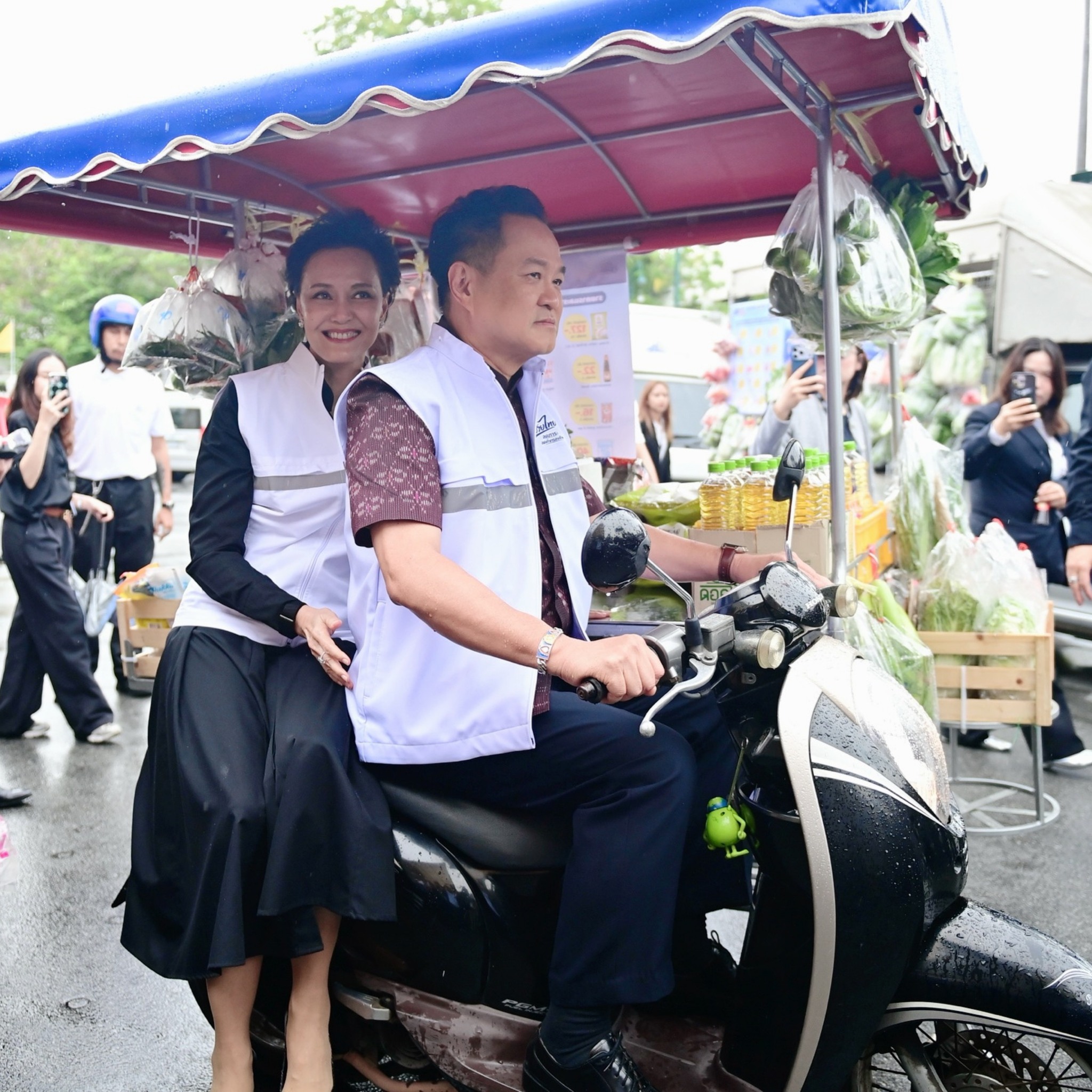ข่าวเลขที่ 139/2569 “ไทยช่วยไทย ลดภาระค่าครองชีพ : พาณิชย์รถพุ่มพวง ลดราคาช่วยประชาชน” รัฐบาลผนึก 4 ภาคส่วน ส่งสินค้าจำเป็นราคาพิเศษถึงชุมชน ลดค่าครองชีพไม่น้อยกว่า 280 ล้านบาท  (12 พฤษภาคม 2569)