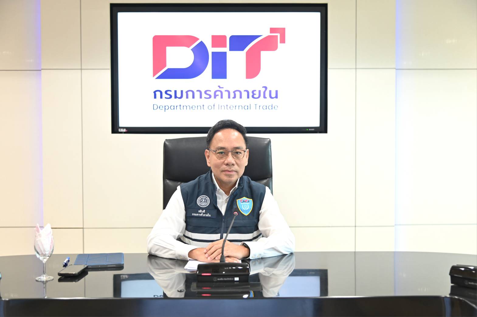 ข่าวเลขที่ 112/2569 ค้าภายในสู้วิกฤตตะวันออกกลาง ขยายธงฟ้า–ธงเขียวพลัส ลดค่าครองชีพ ร่วมเอกชนเร่งหาปุ๋ย ดูแลปาล์มทั้งระบบไม่ให้เกษตรกรได้รับผลกระทบ (11 เมษายน 2569)