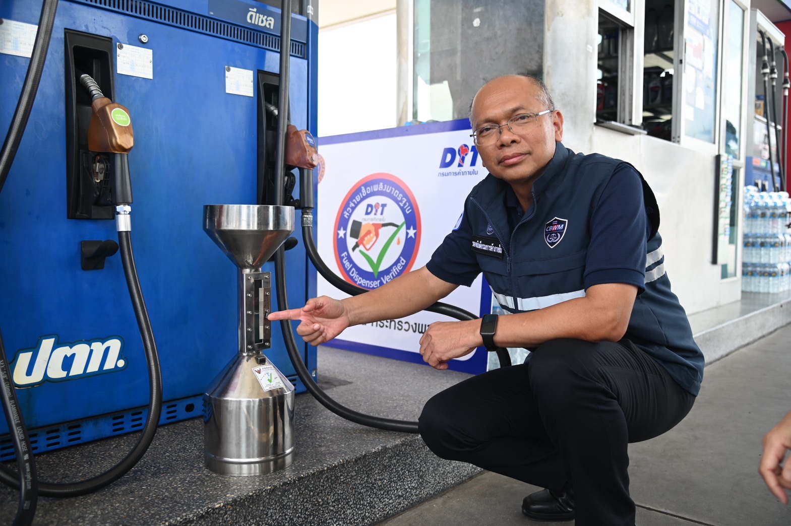 กรมการค้าภายในลงพื้นที่ชลบุรี ตรวจสอบสถานีบริการน้ำมันที่เข้าร่วมโครงการ “หัวจ่ายเชื้อเพลิงมาตรฐาน” สร้างความเชื่อมั่นผู้บริโภค